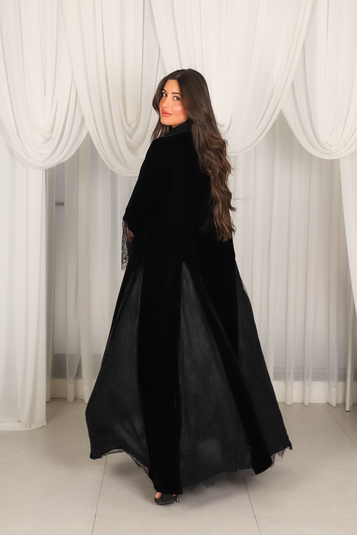 MWT802 - عباية مخمل مع تدخيلة دانتيل - Aya