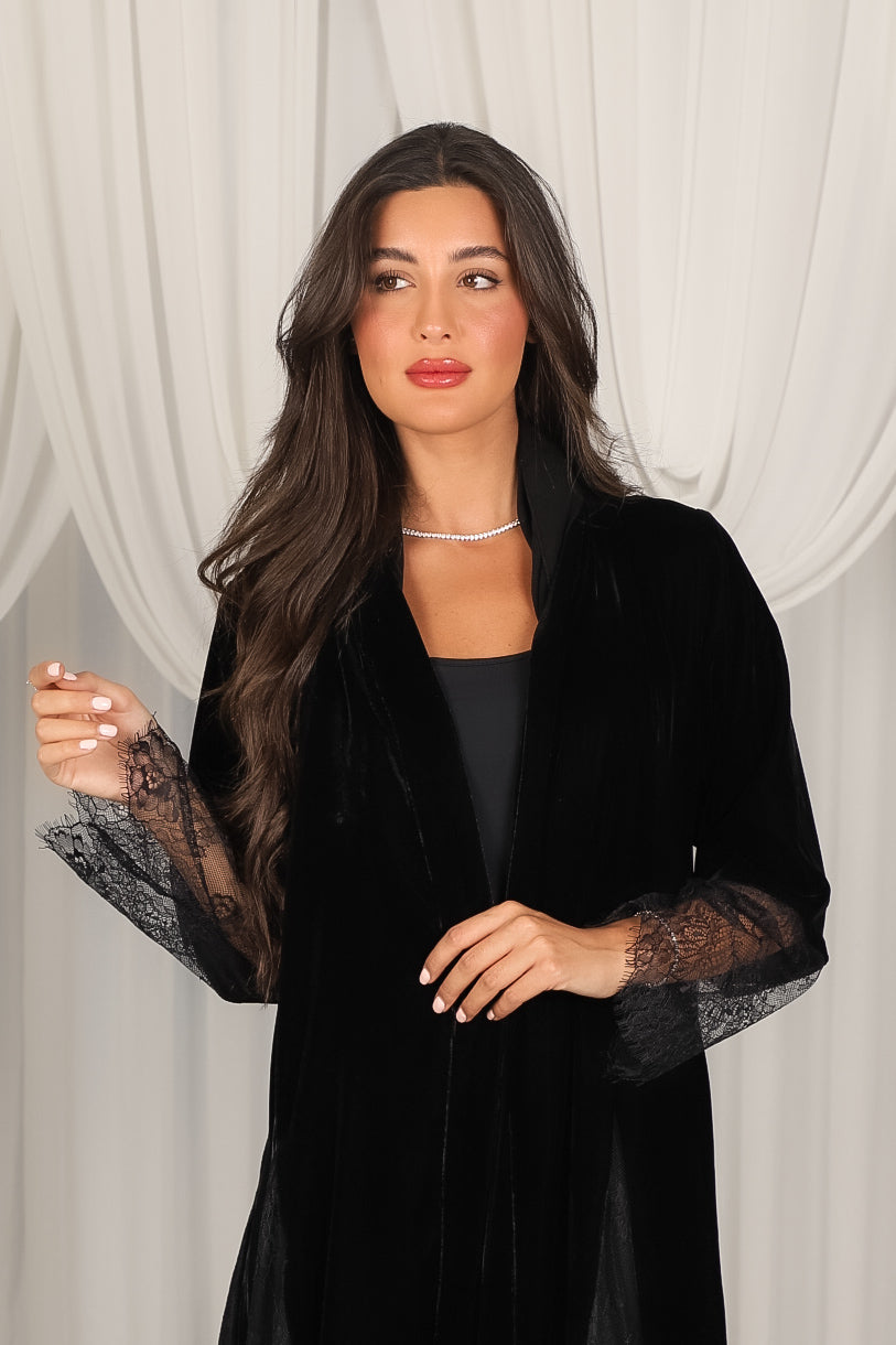 MWT802 - عباية مخمل مع تدخيلة دانتيل - Aya