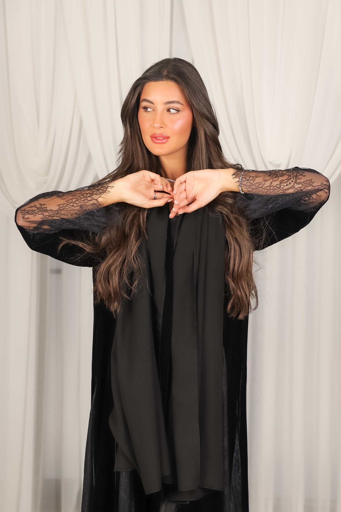 MWT802 - عباية مخمل مع تدخيلة دانتيل - Aya