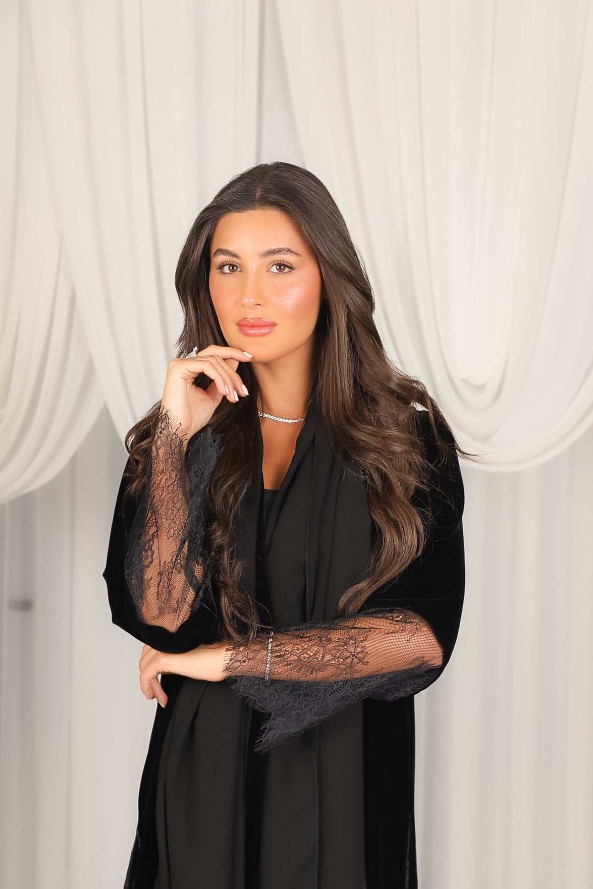 MWT802 - عباية مخمل مع تدخيلة دانتيل - Aya
