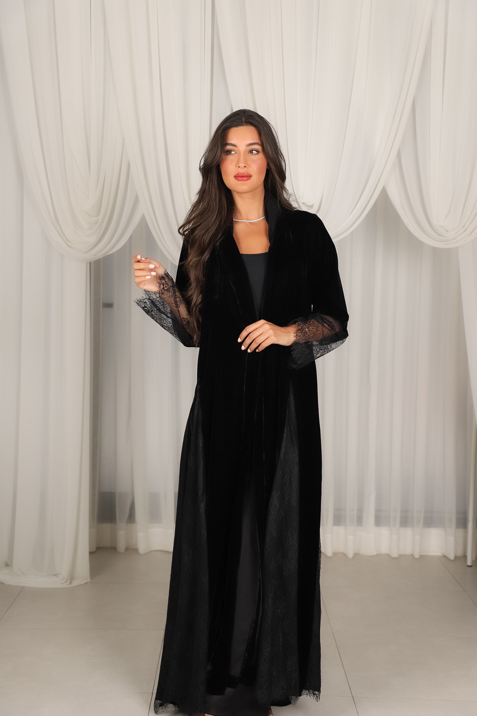 MWT802 - عباية مخمل مع تدخيلة دانتيل - Aya