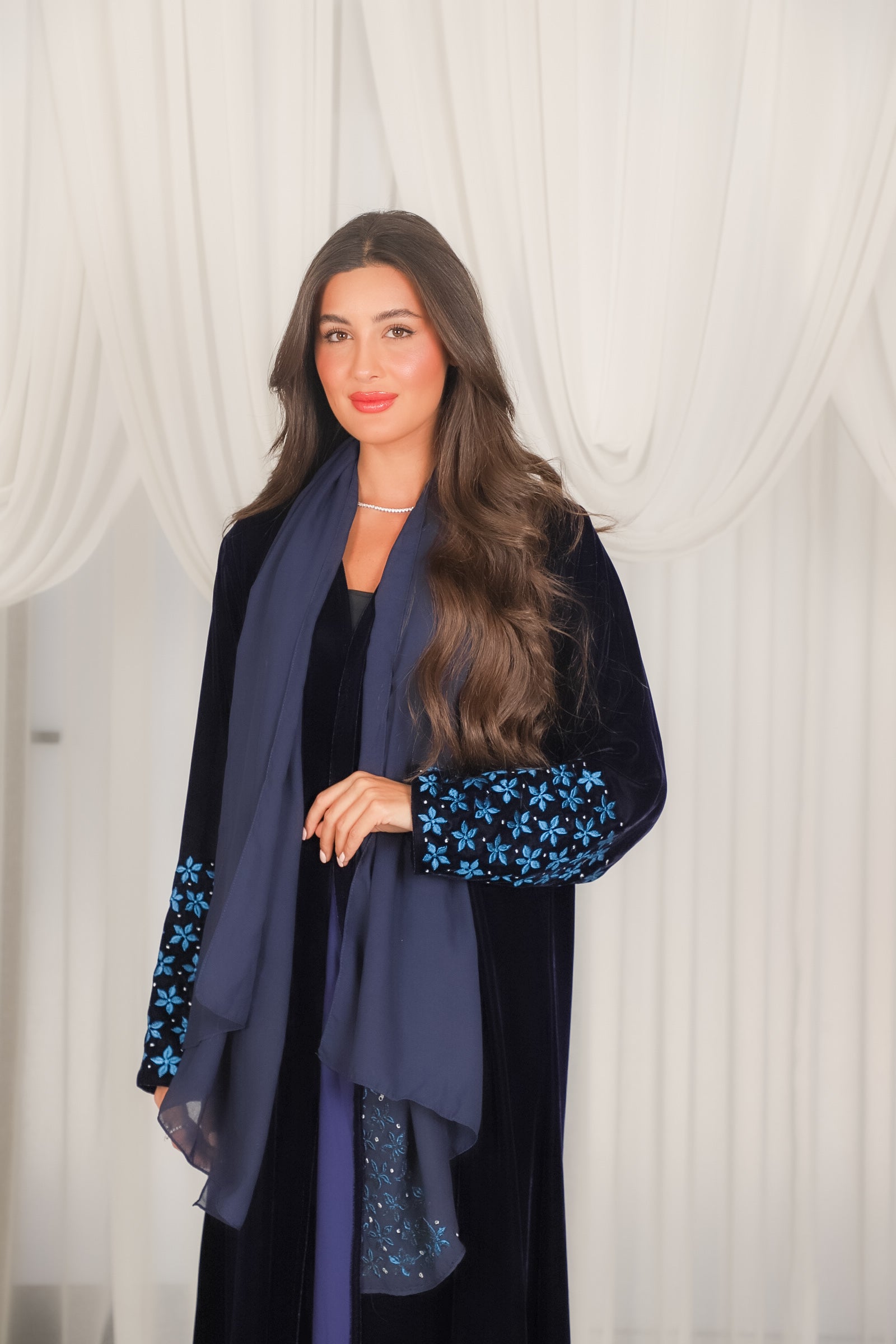 MWT803 - عباية مخمل كحلي مع تطريز نجمات بالاكمام - Aya