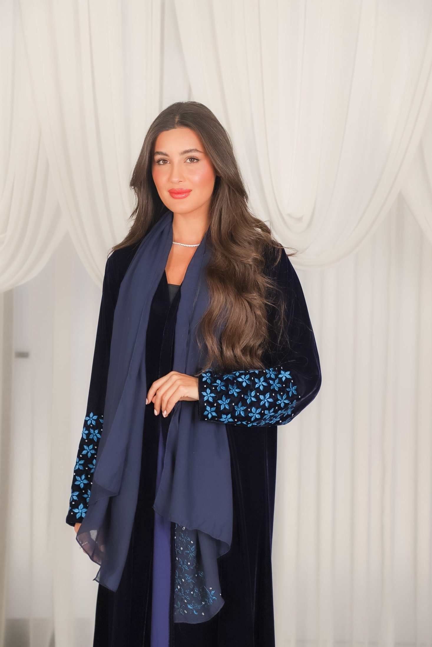 MWT803 - عباية مخمل كحلي مع تطريز نجمات بالاكمام - Aya