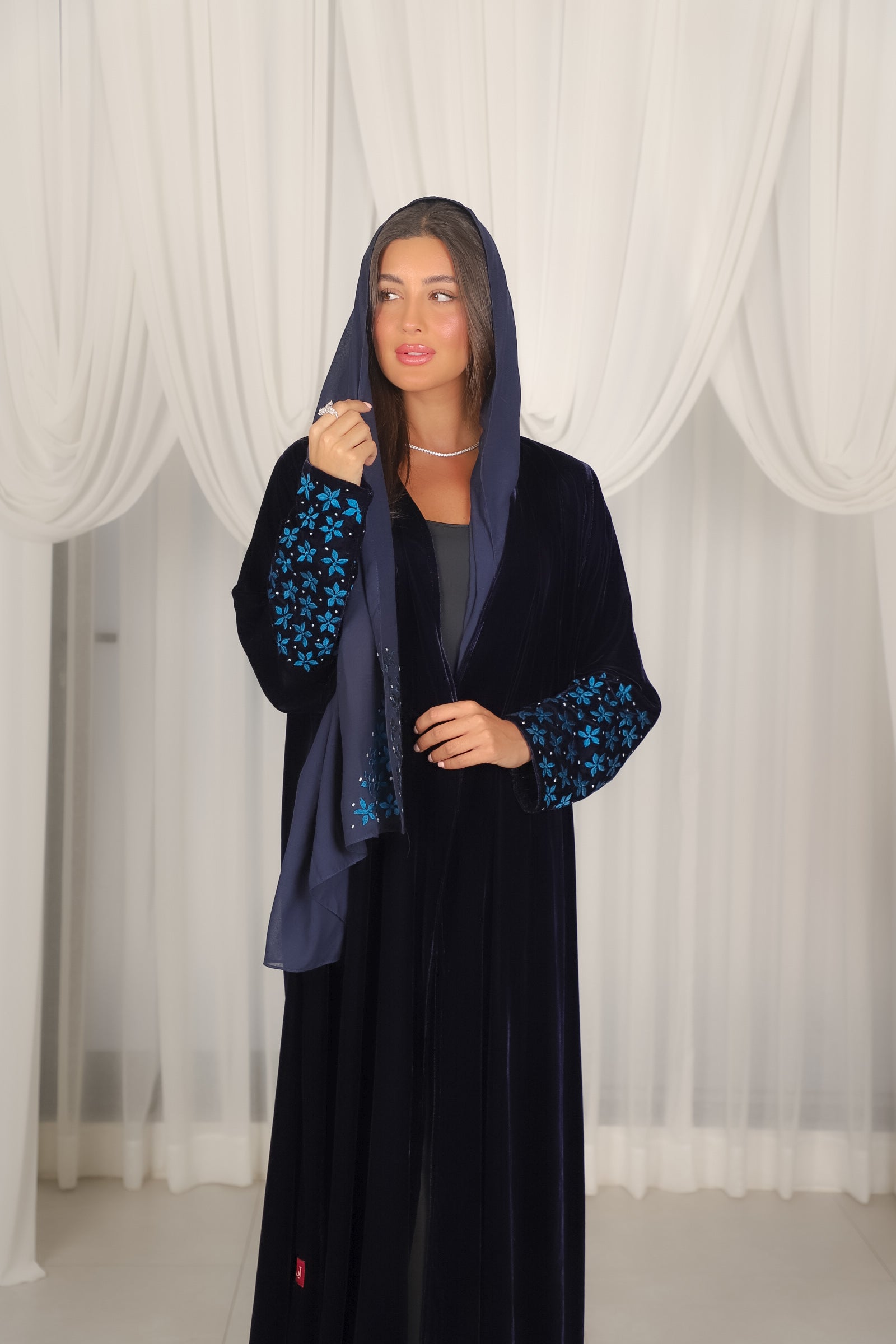 MWT803 - عباية مخمل كحلي مع تطريز نجمات بالاكمام - Aya