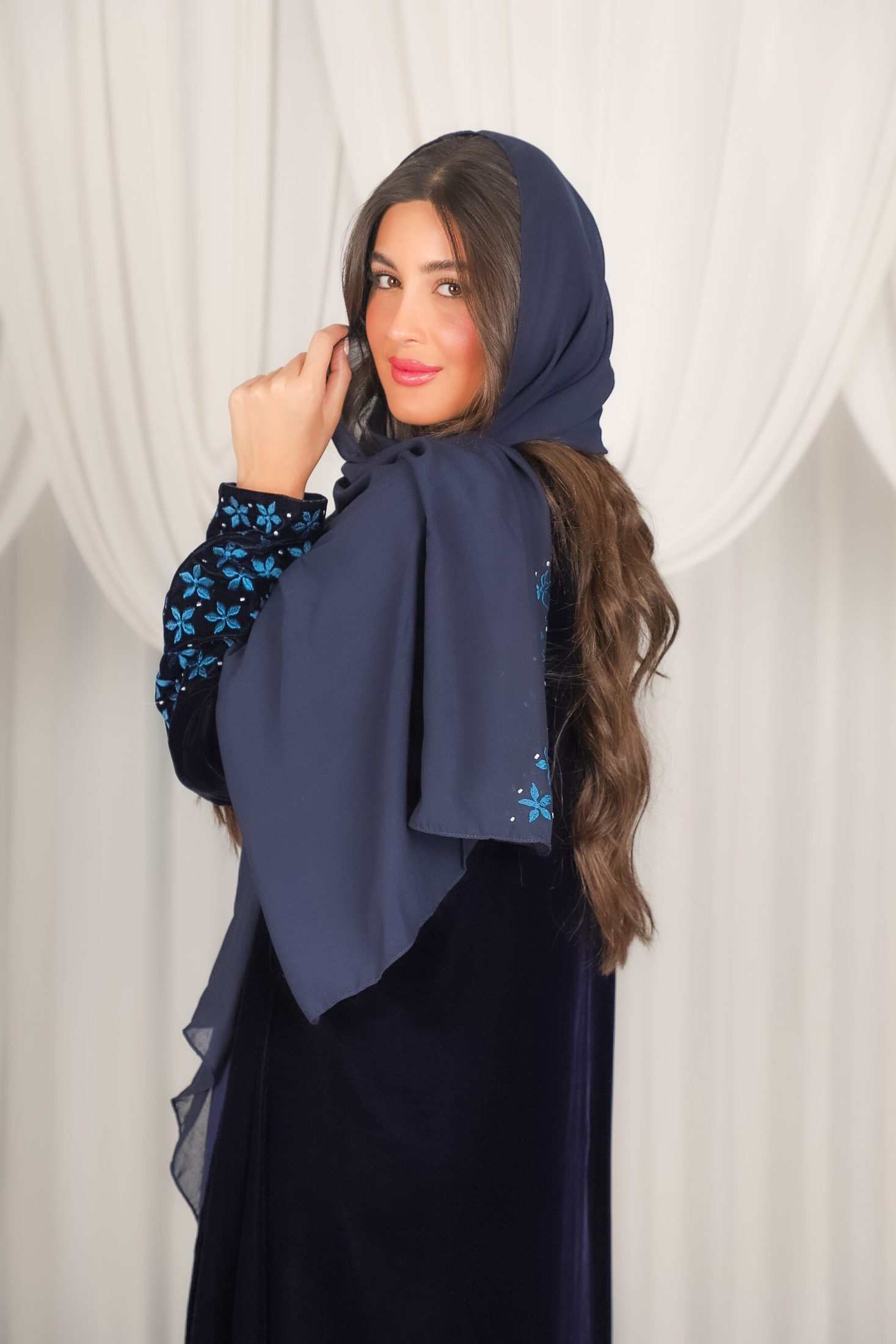 MWT803 - عباية مخمل كحلي مع تطريز نجمات بالاكمام - Aya