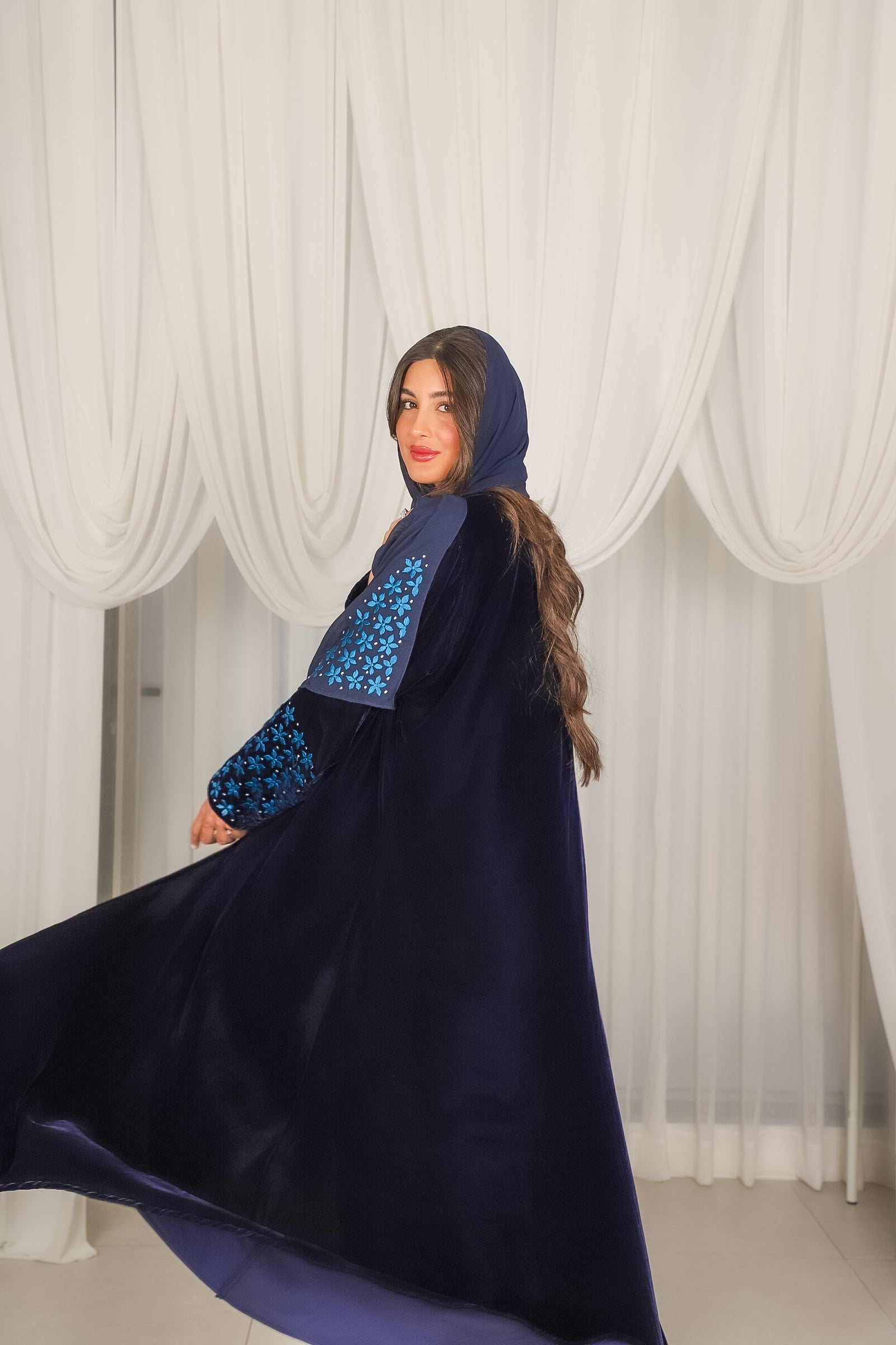 MWT803 - عباية مخمل كحلي مع تطريز نجمات بالاكمام - Aya