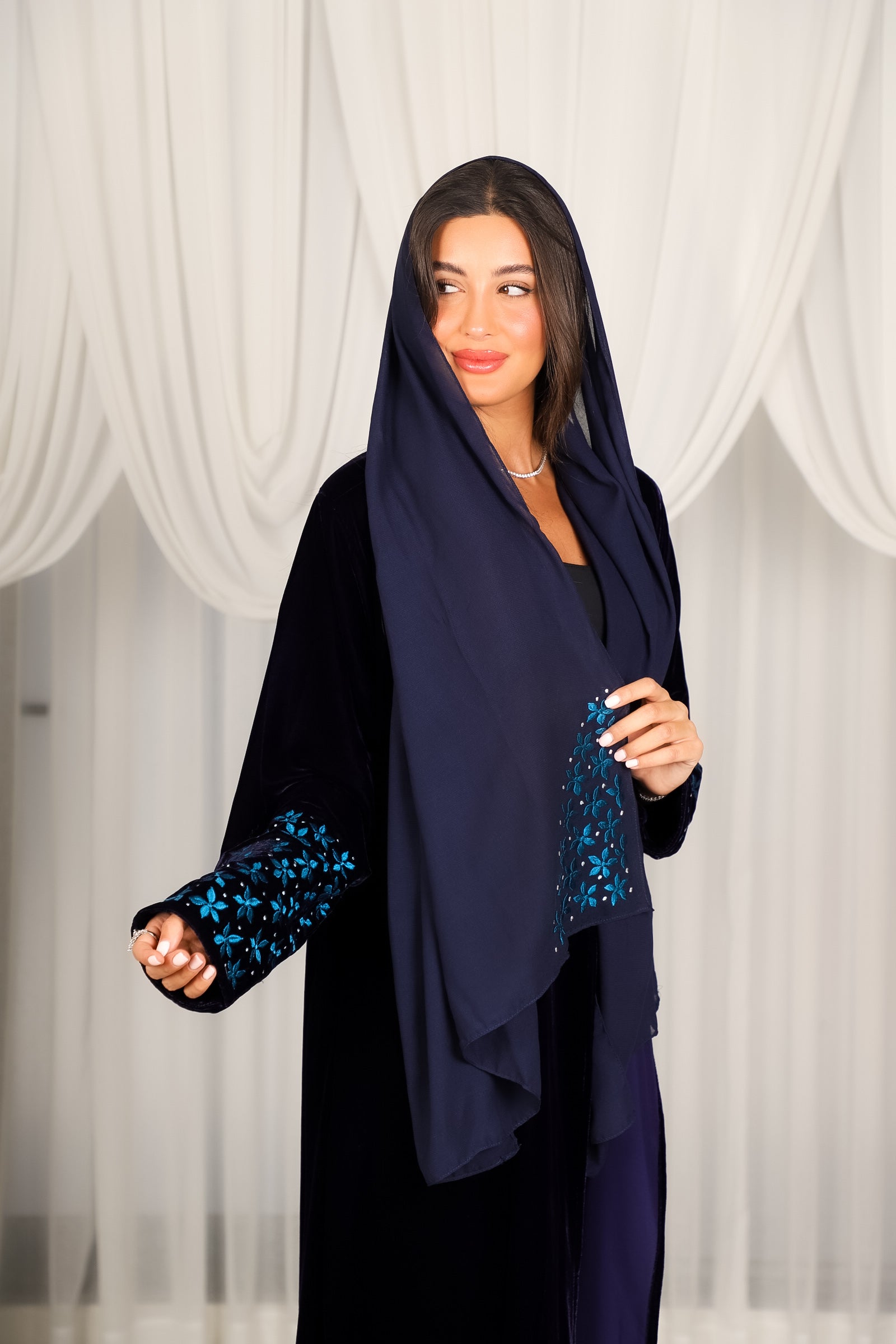 MWT803 - عباية مخمل كحلي مع تطريز نجمات بالاكمام - Aya