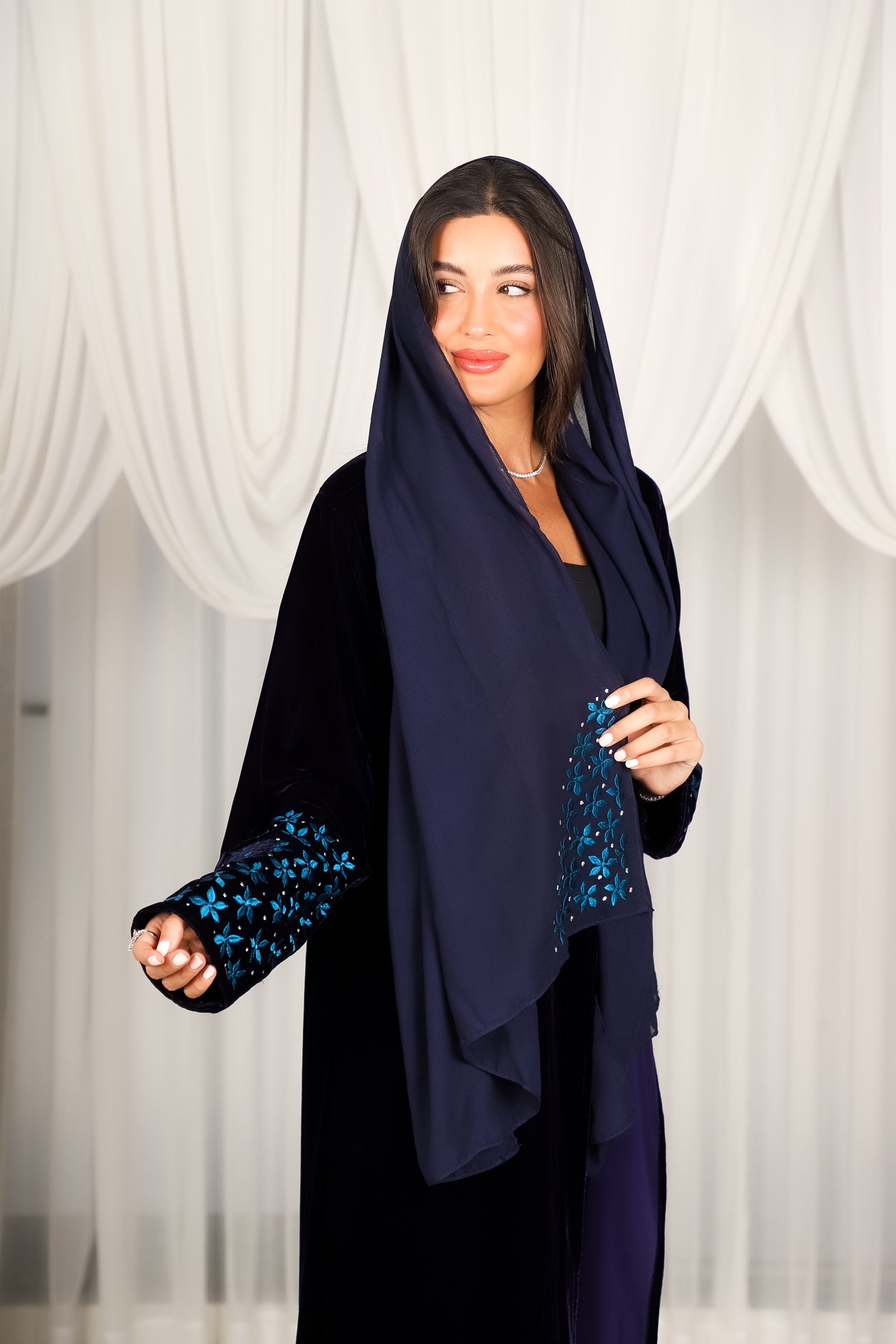 MWT803 - عباية مخمل كحلي مع تطريز نجمات بالاكمام - Aya