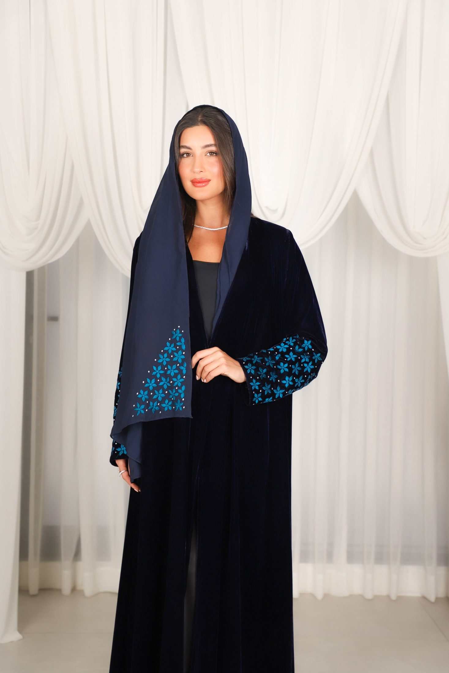 MWT803 - عباية مخمل كحلي مع تطريز نجمات بالاكمام - Aya