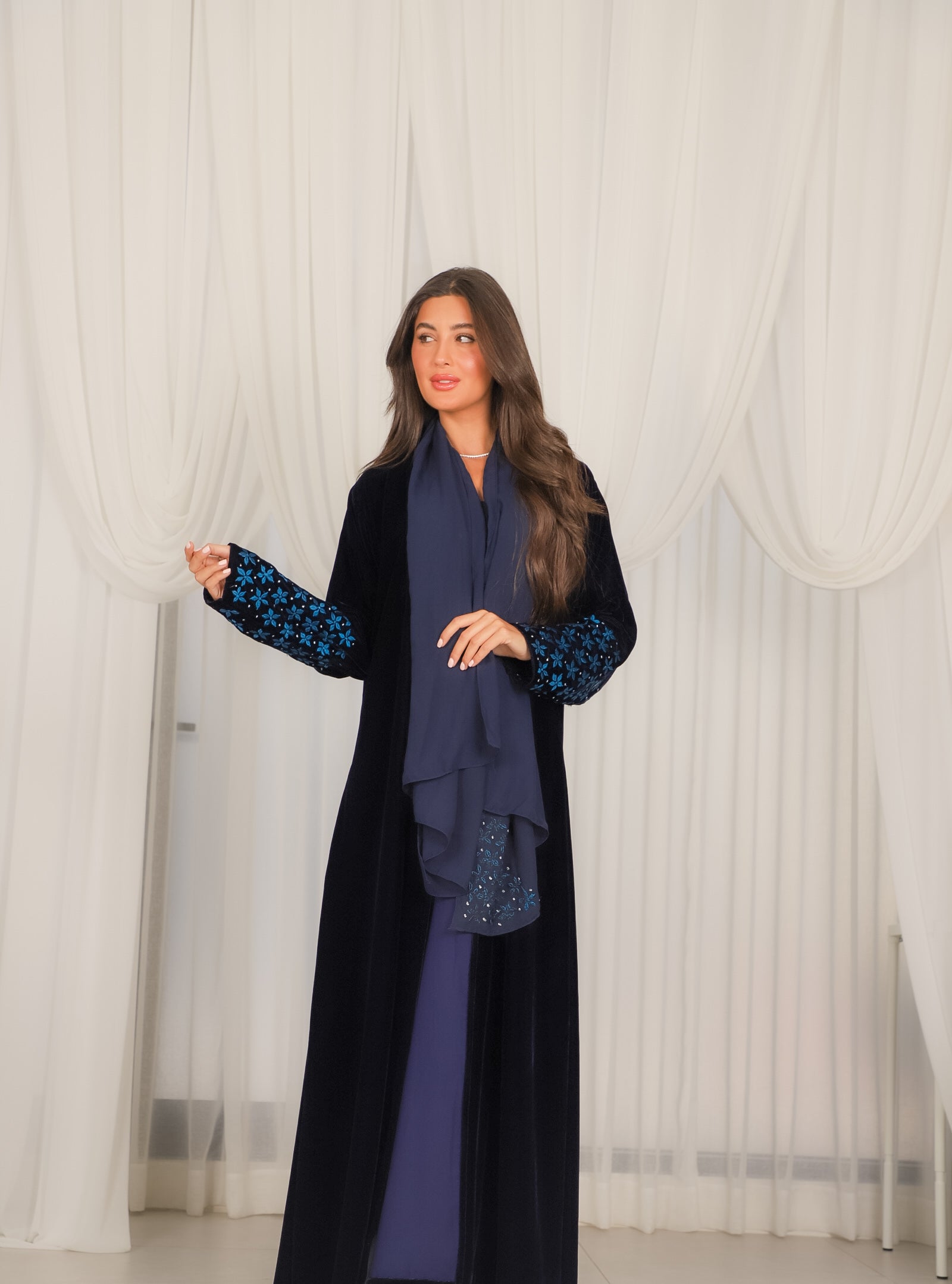 MWT803 - عباية مخمل كحلي مع تطريز نجمات بالاكمام - Aya