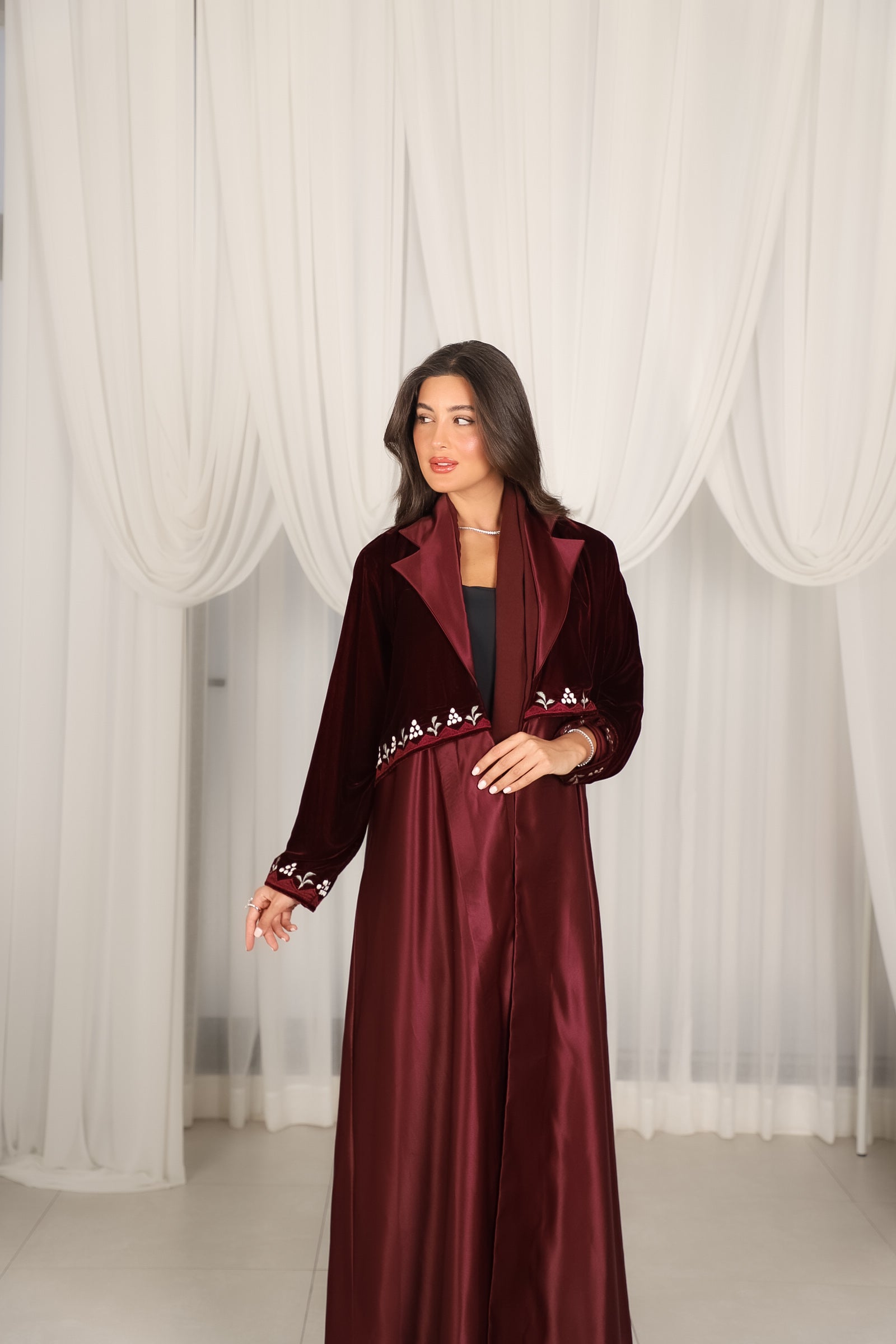 MWT804 - عباية مخمل بقصة مع اطراف تطريز - Aya