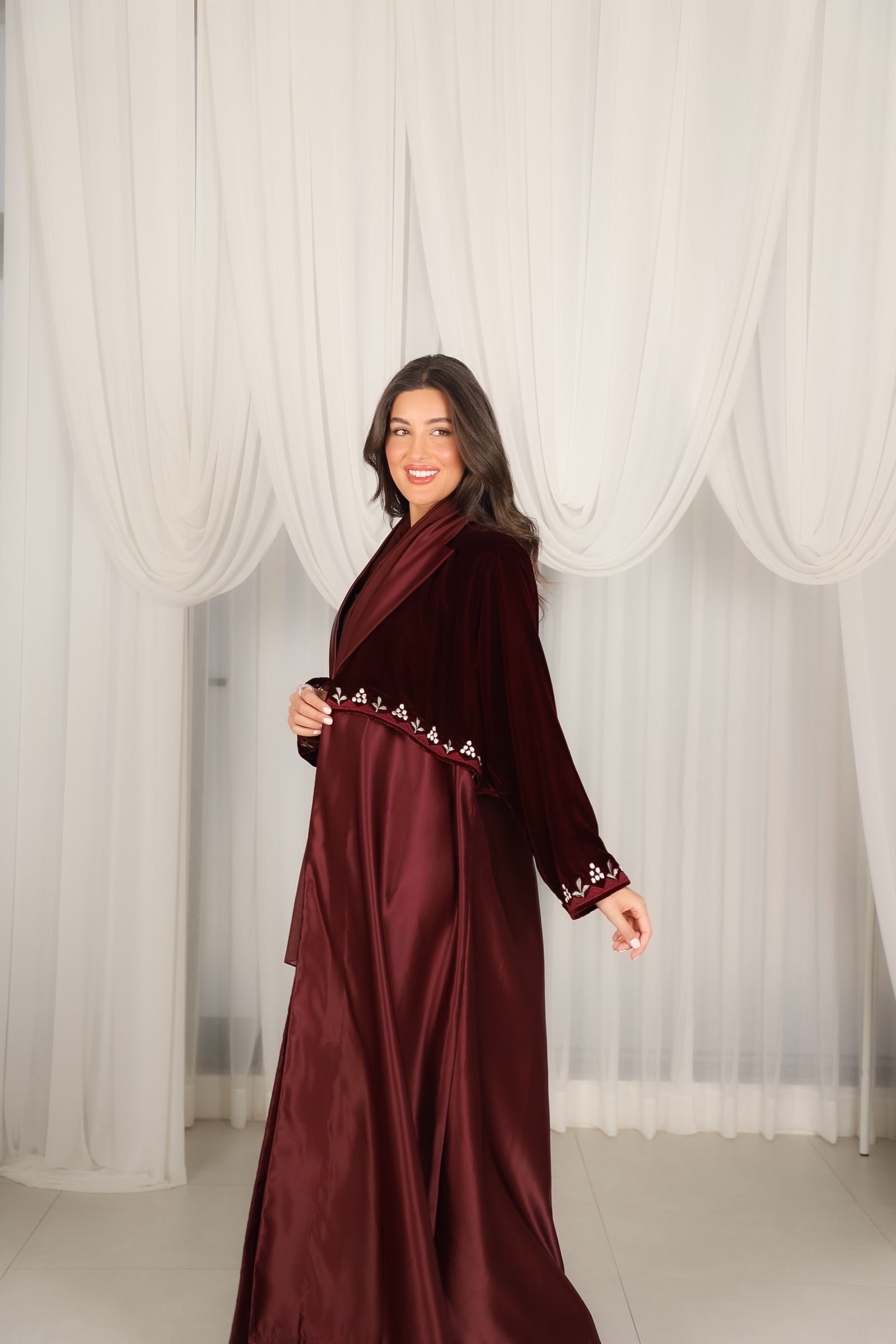 MWT804 - عباية مخمل بقصة مع اطراف تطريز - Aya