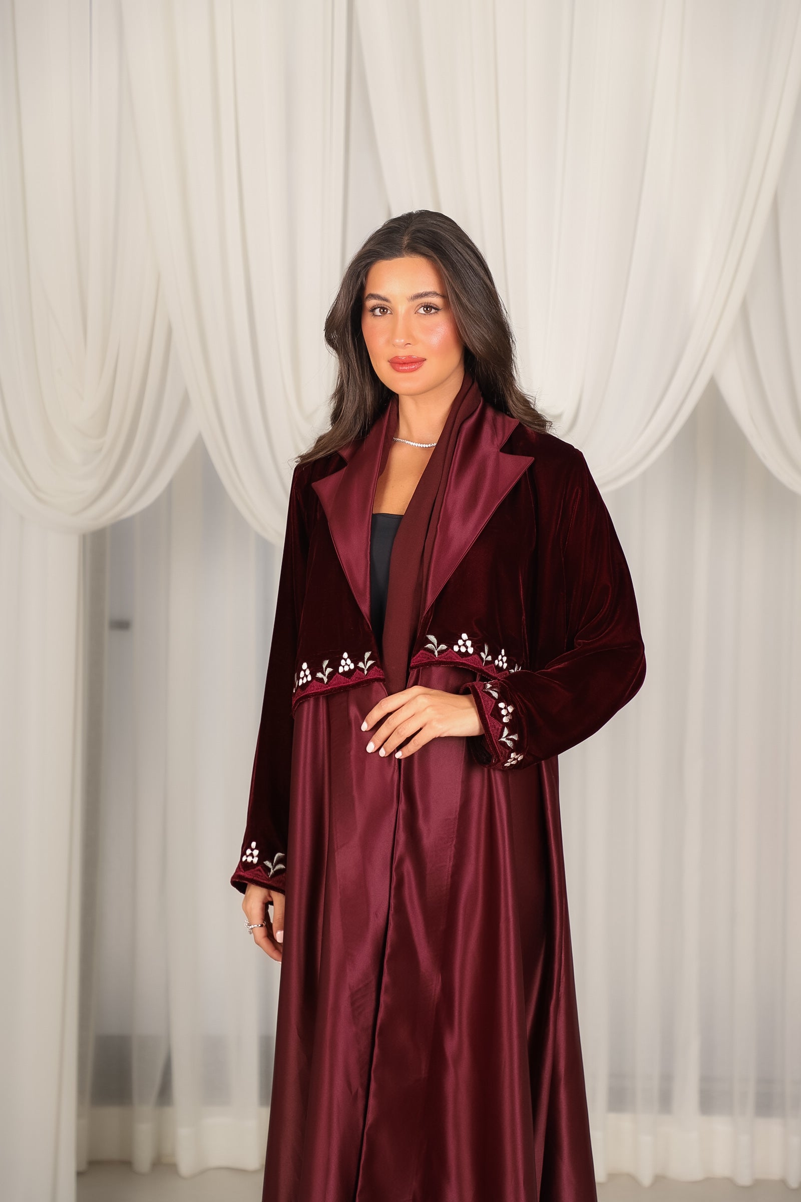 MWT804 - عباية مخمل بقصة مع اطراف تطريز - Aya