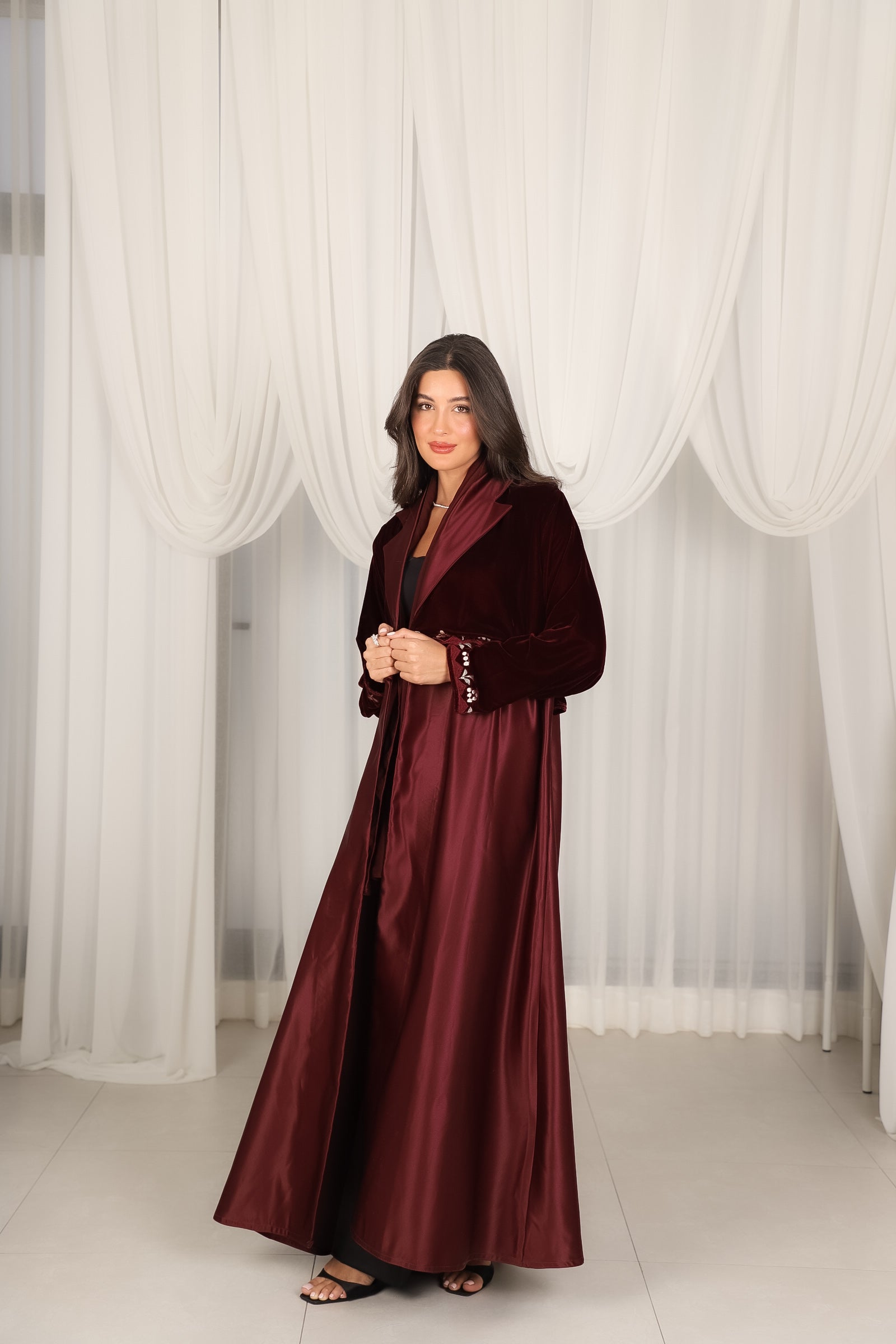 MWT804 - عباية مخمل بقصة مع اطراف تطريز - Aya