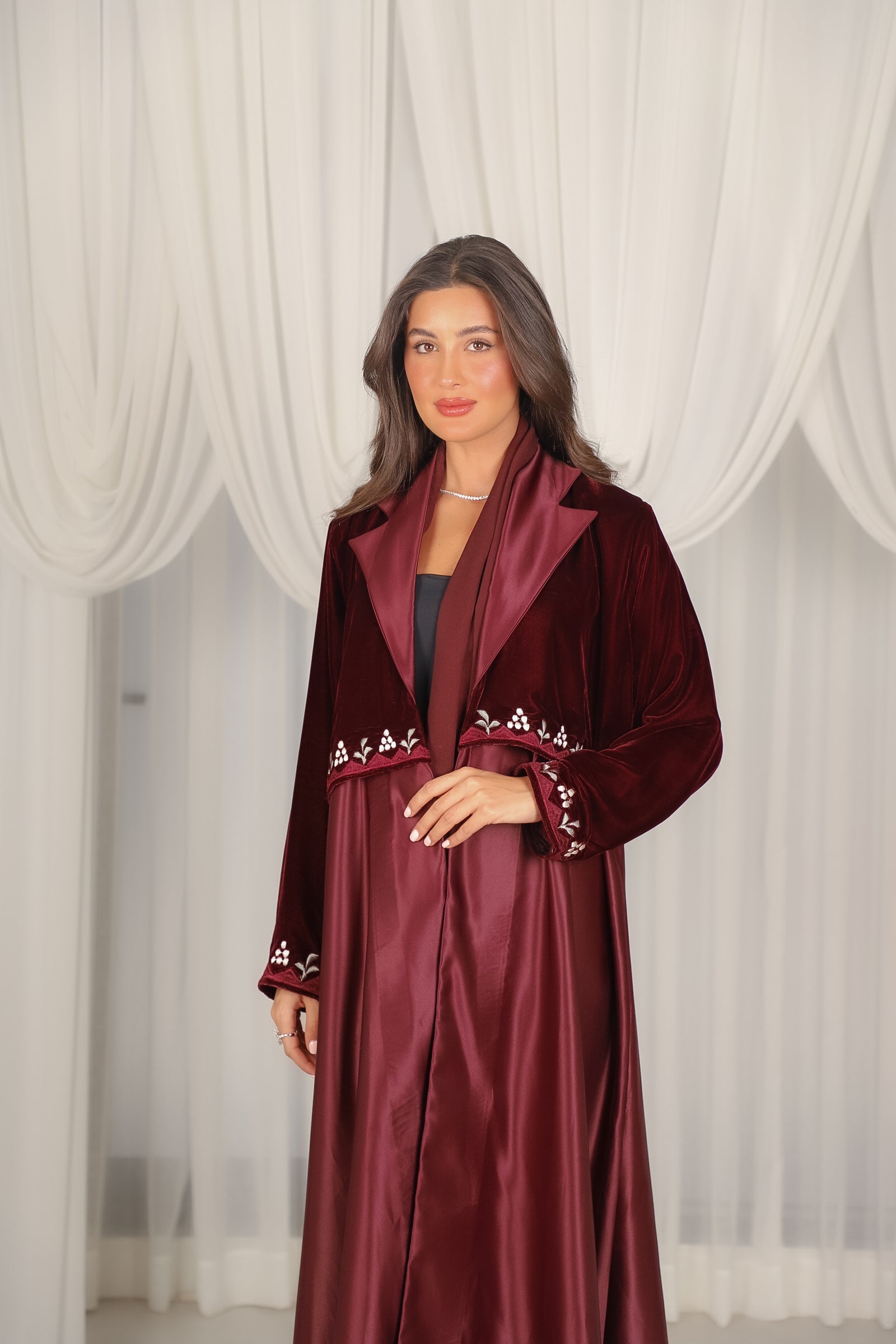 MWT804 - عباية مخمل بقصة مع اطراف تطريز - Aya