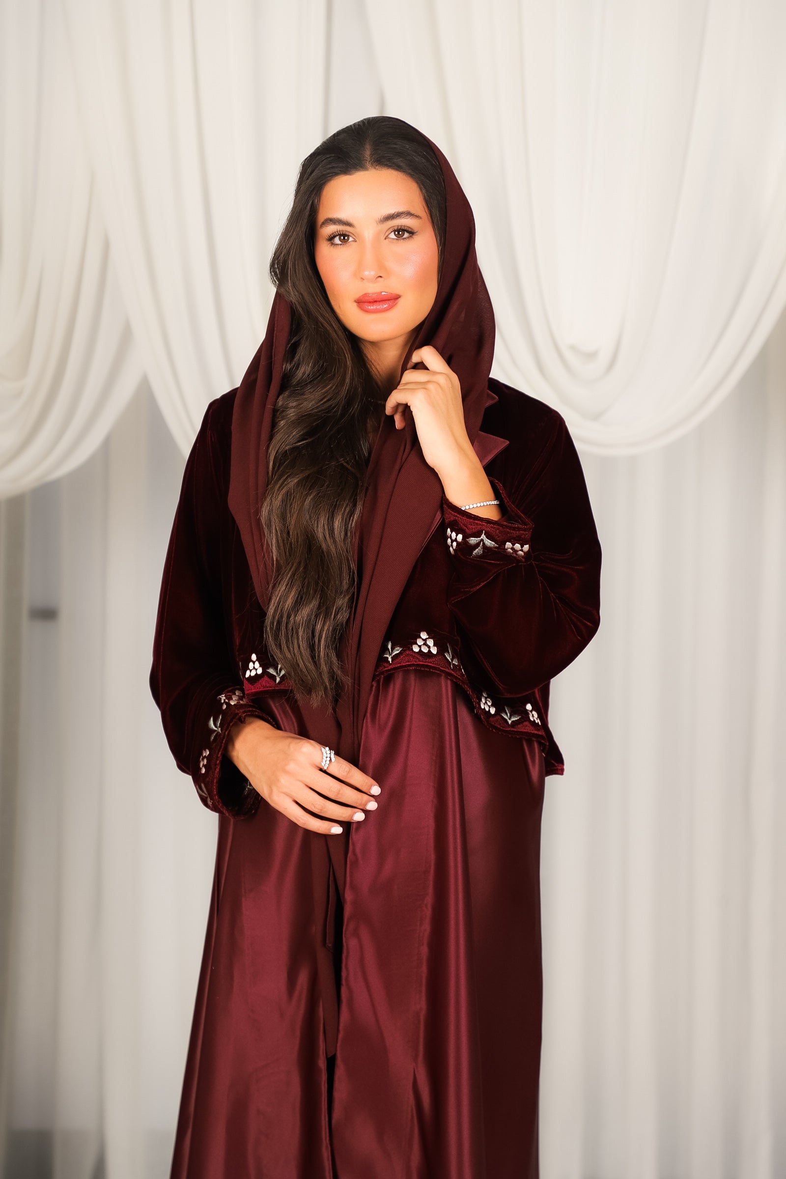 MWT804 - عباية مخمل بقصة مع اطراف تطريز - Aya