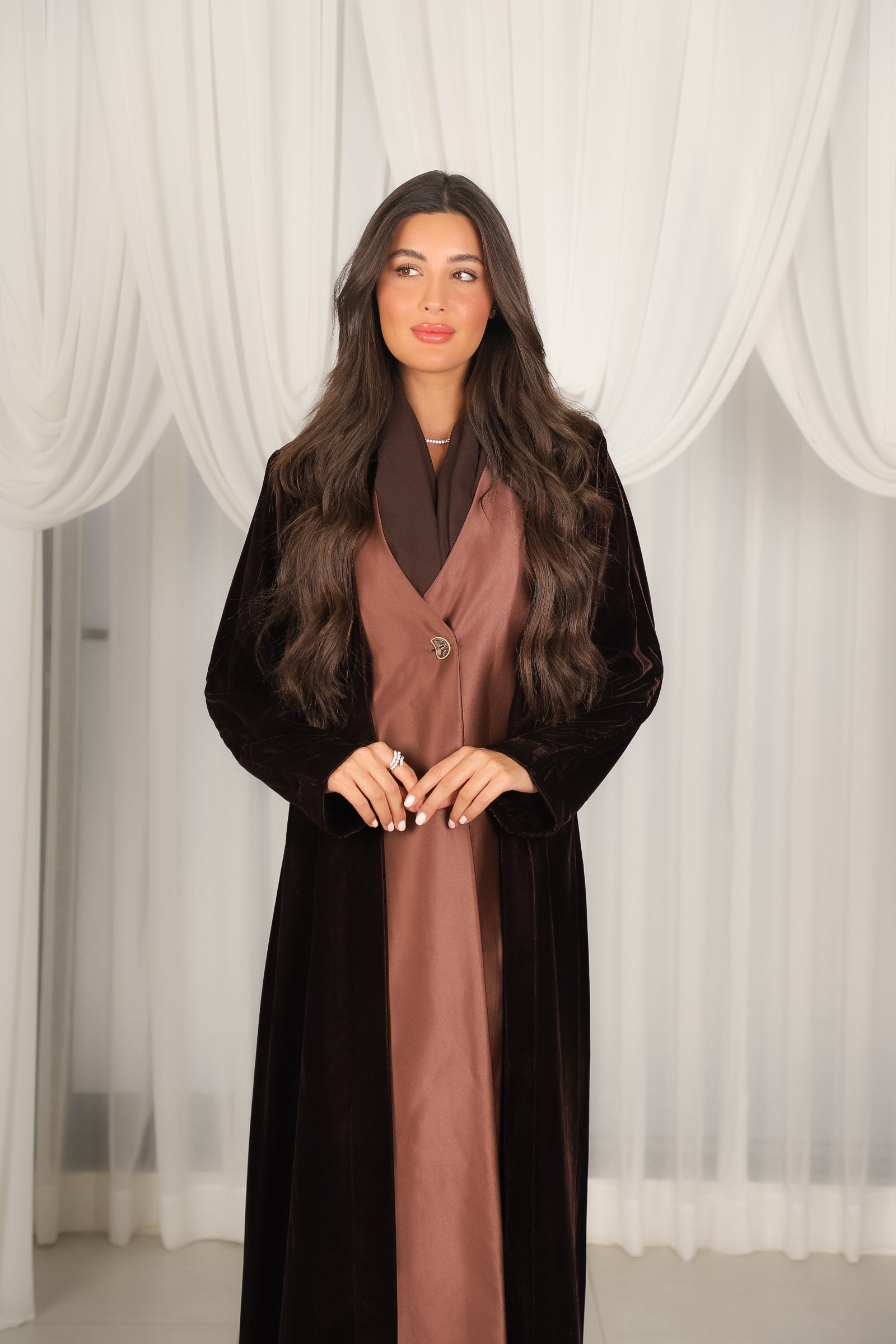 MWT805 - عباية مخمل بني بقصة بليزر مع تدخيلة - Aya