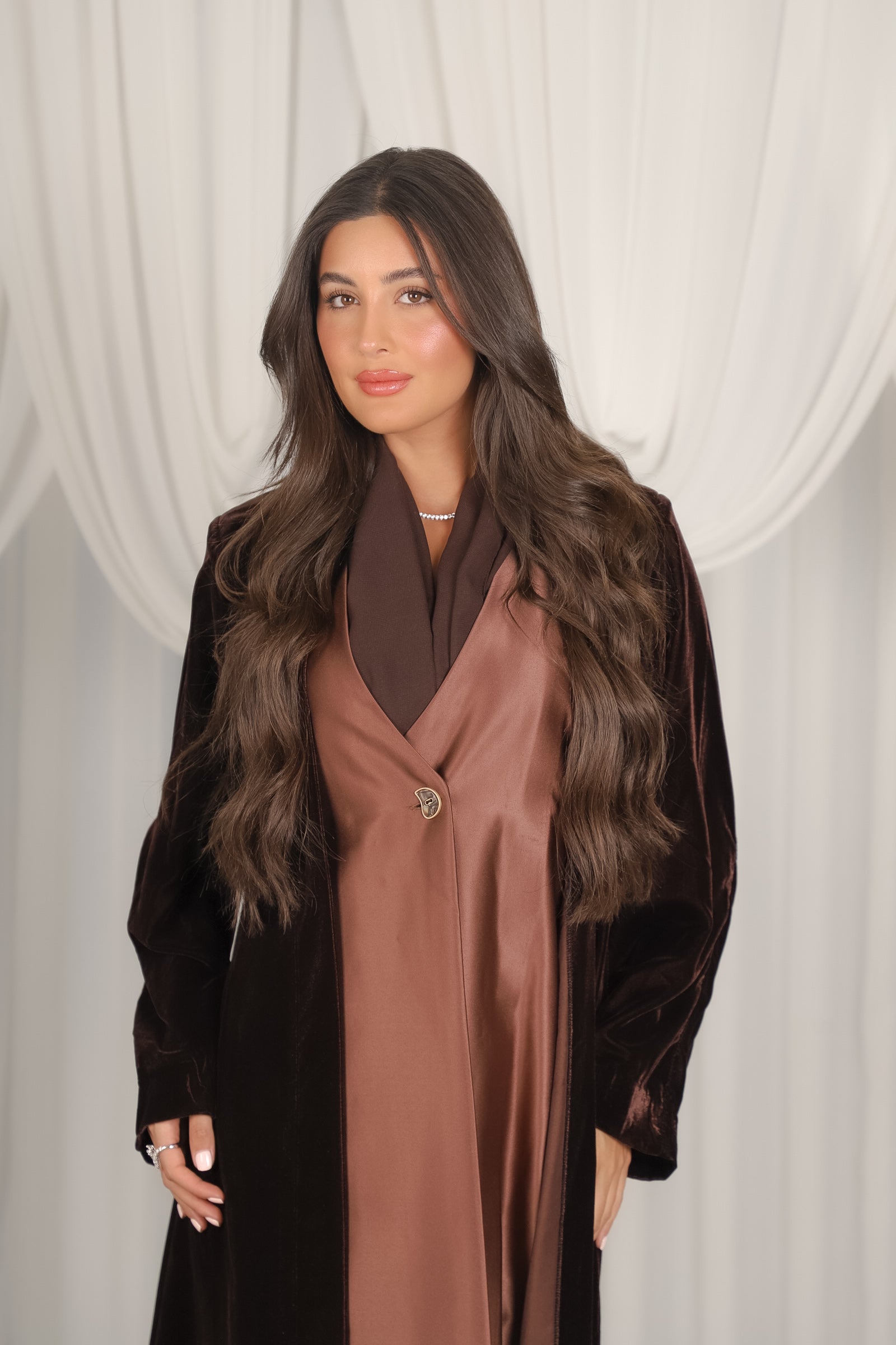 MWT805 - عباية مخمل بني بقصة بليزر مع تدخيلة - Aya