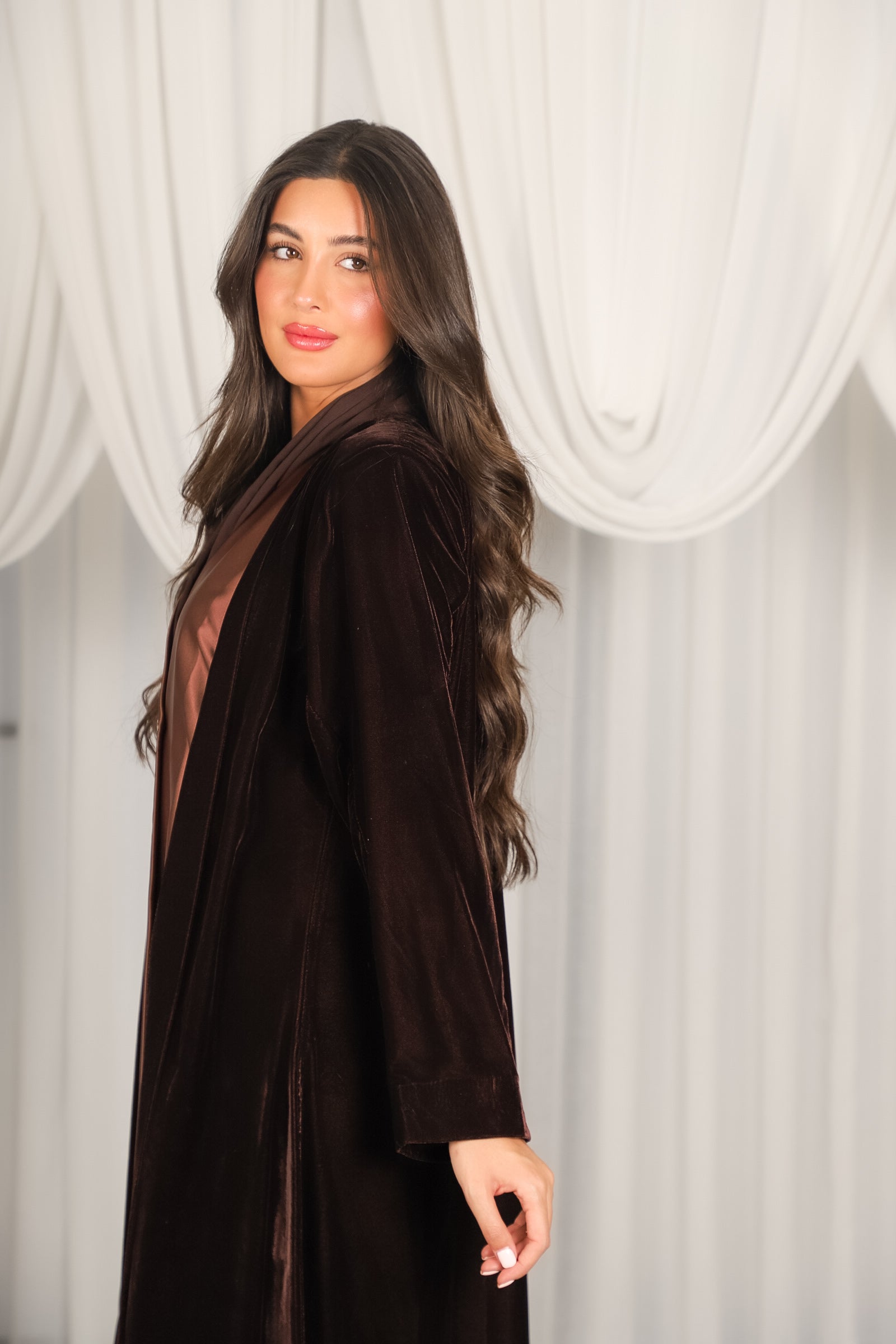 MWT805 - عباية مخمل بني بقصة بليزر مع تدخيلة - Aya