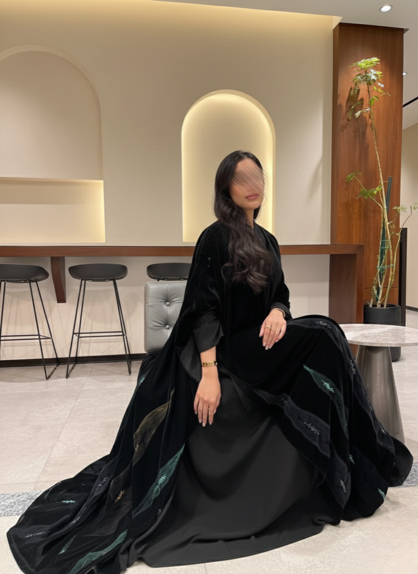 MWT904 - عباية سوداء نص كلوش مع بشت مخمل - Aya