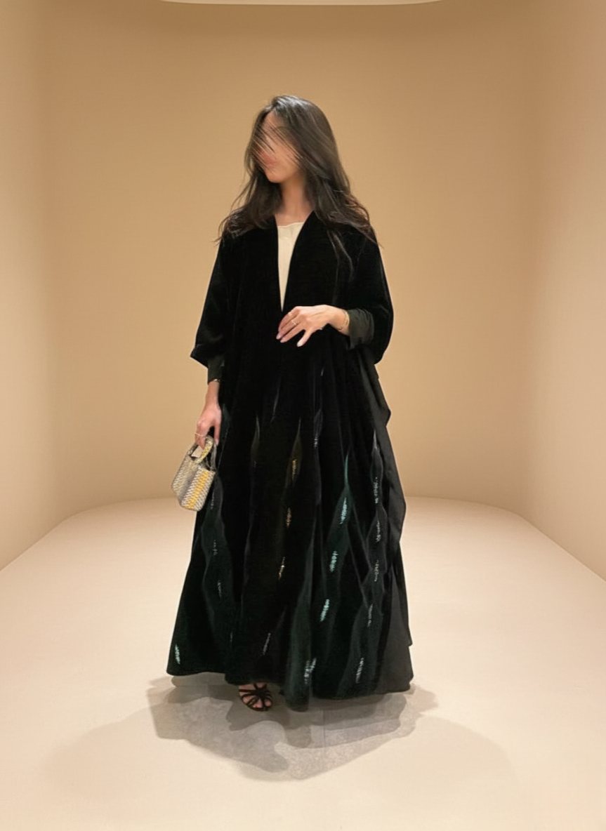 MWT904 - عباية سوداء نص كلوش مع بشت مخمل - Aya