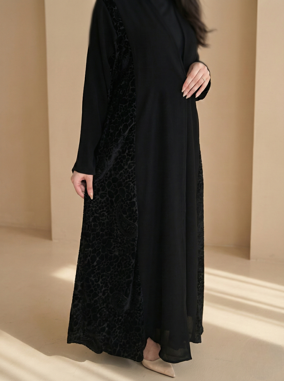 MWT912 - عباية مخمل مع قماش مشجر