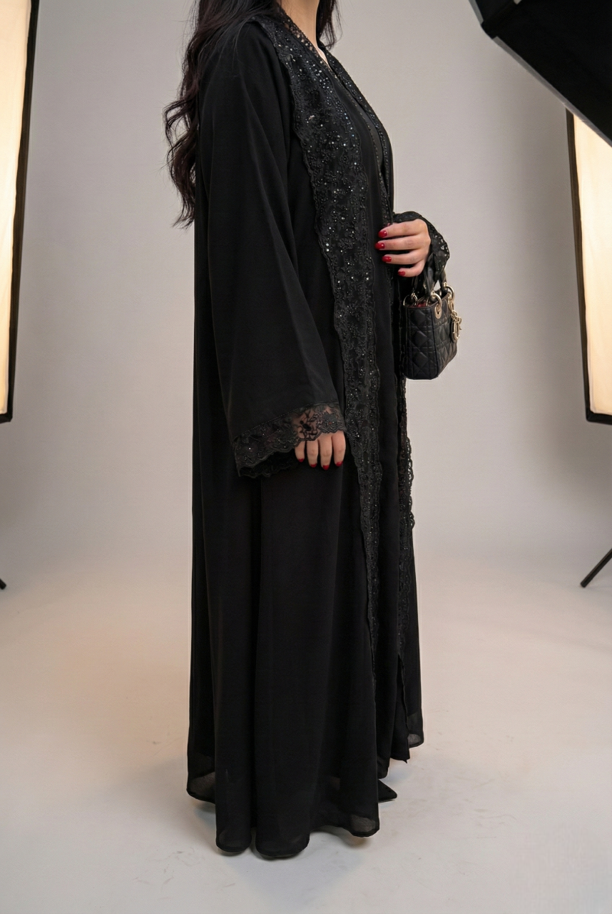 MWK103 عباية كريب أسود مع دانتيل