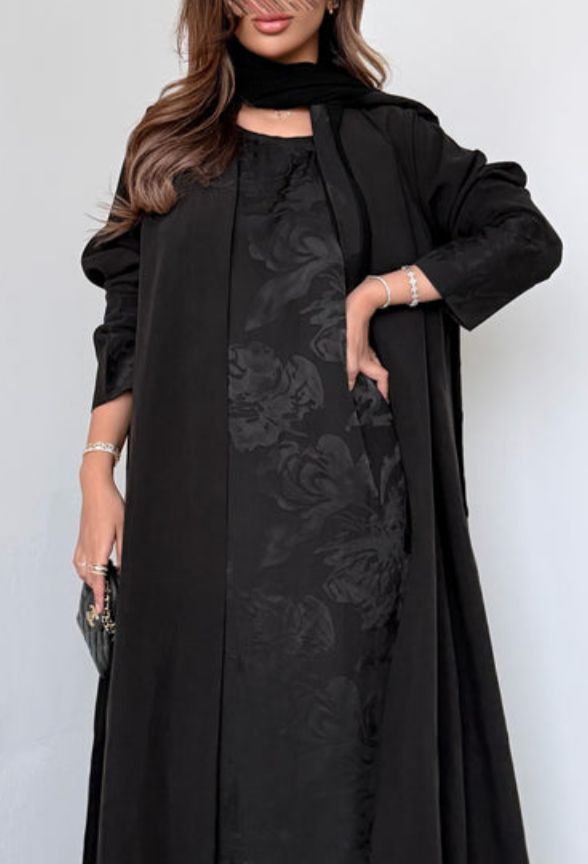 MWT5067 - عبايه جاكار اسود مع فستان داخلي كريب يباني مورد - كمية محدودة - Aya