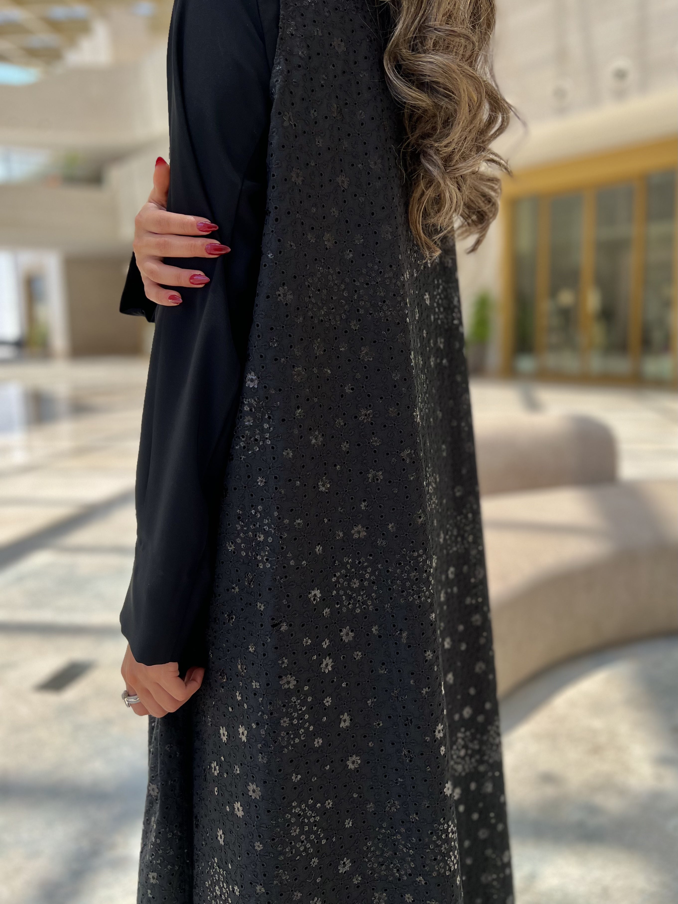 MW1568 -عباية سوداء بكاب جاكار منفصل | Black Abaya with Detached Jacquard Cape - Aya