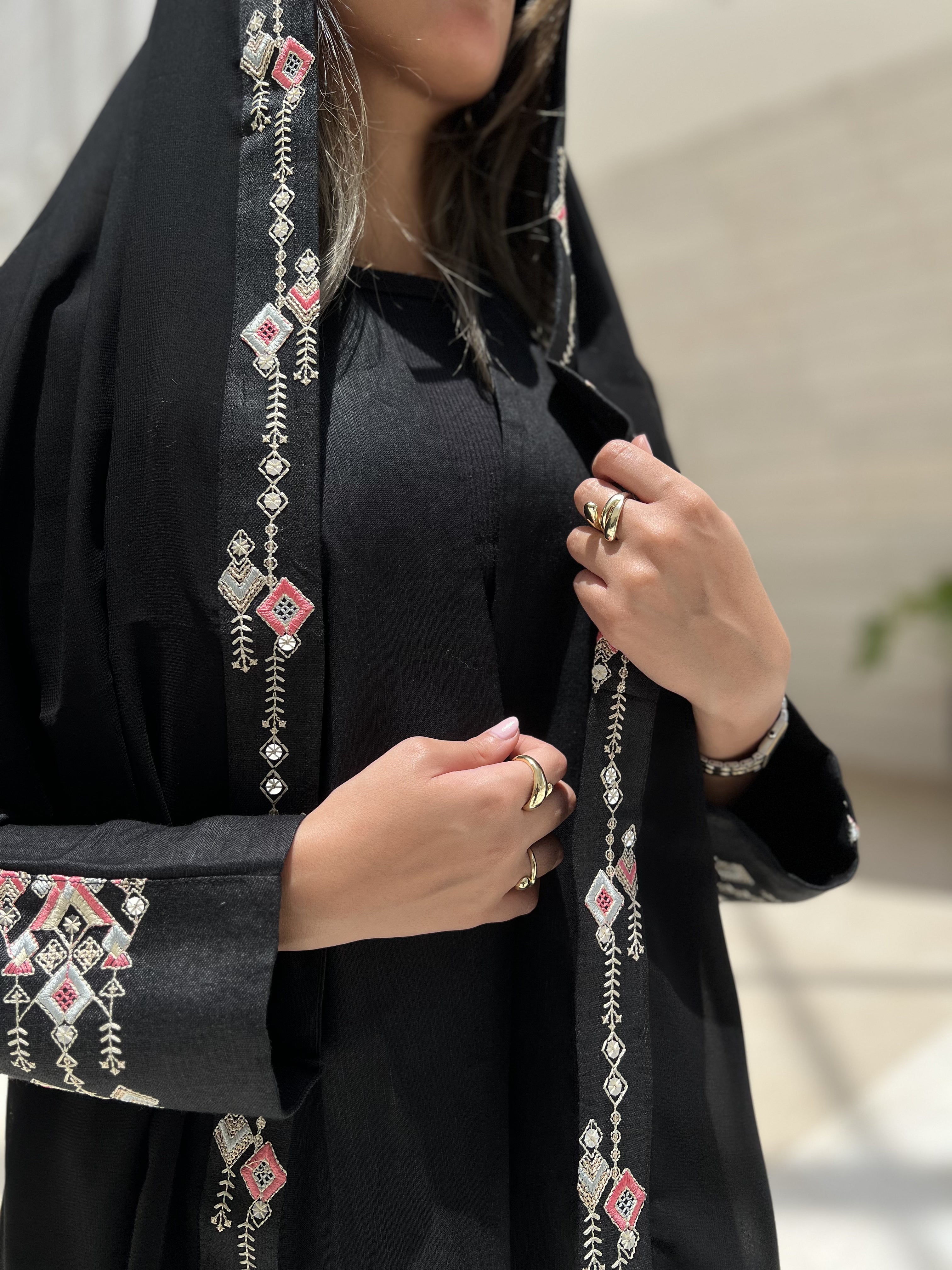 MW1578 - Black Linen Elegance | عباية لينن هندي مطرزة يدويًا