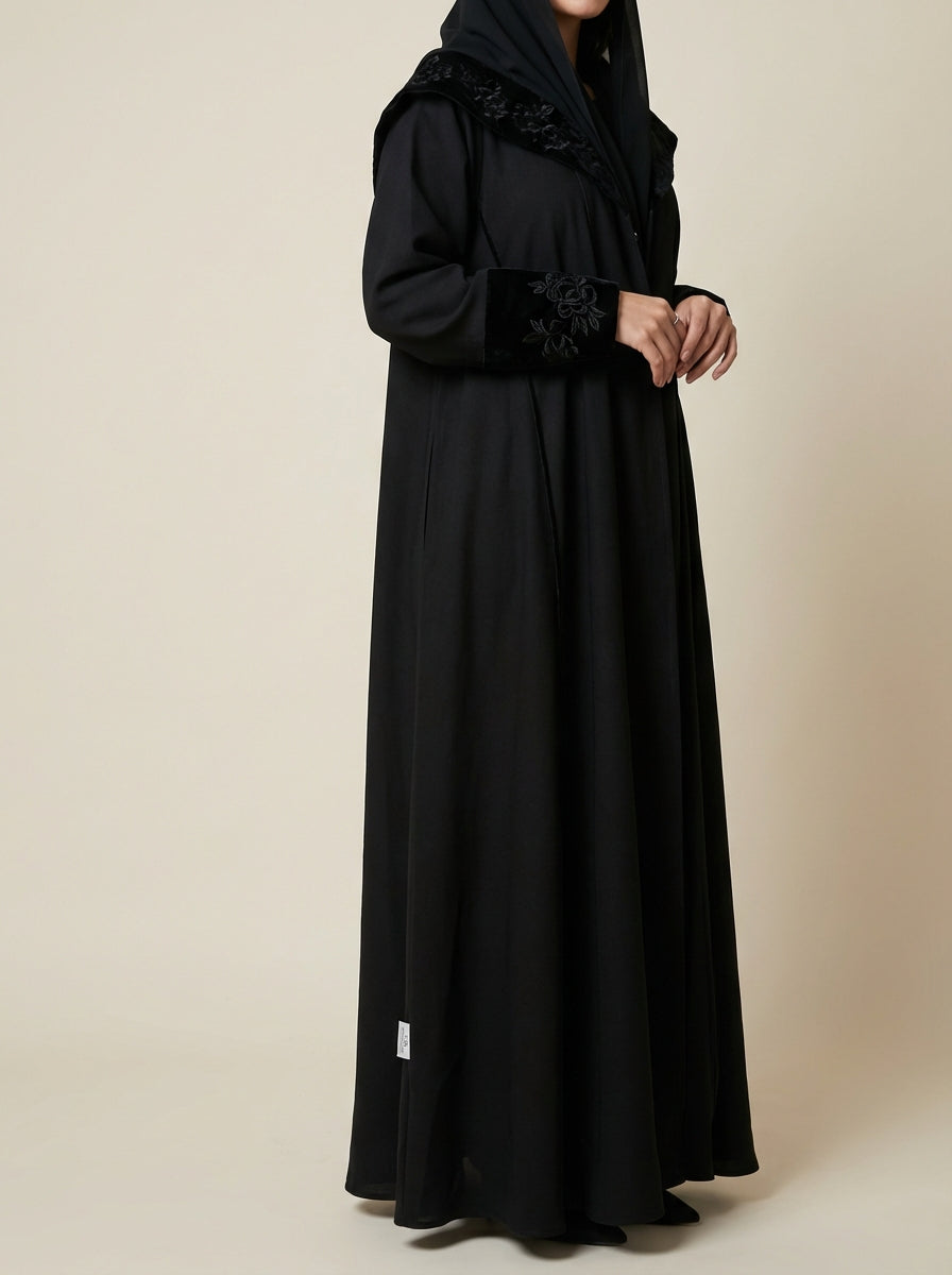 عباية كسرات بتطريز اسود - Image 3