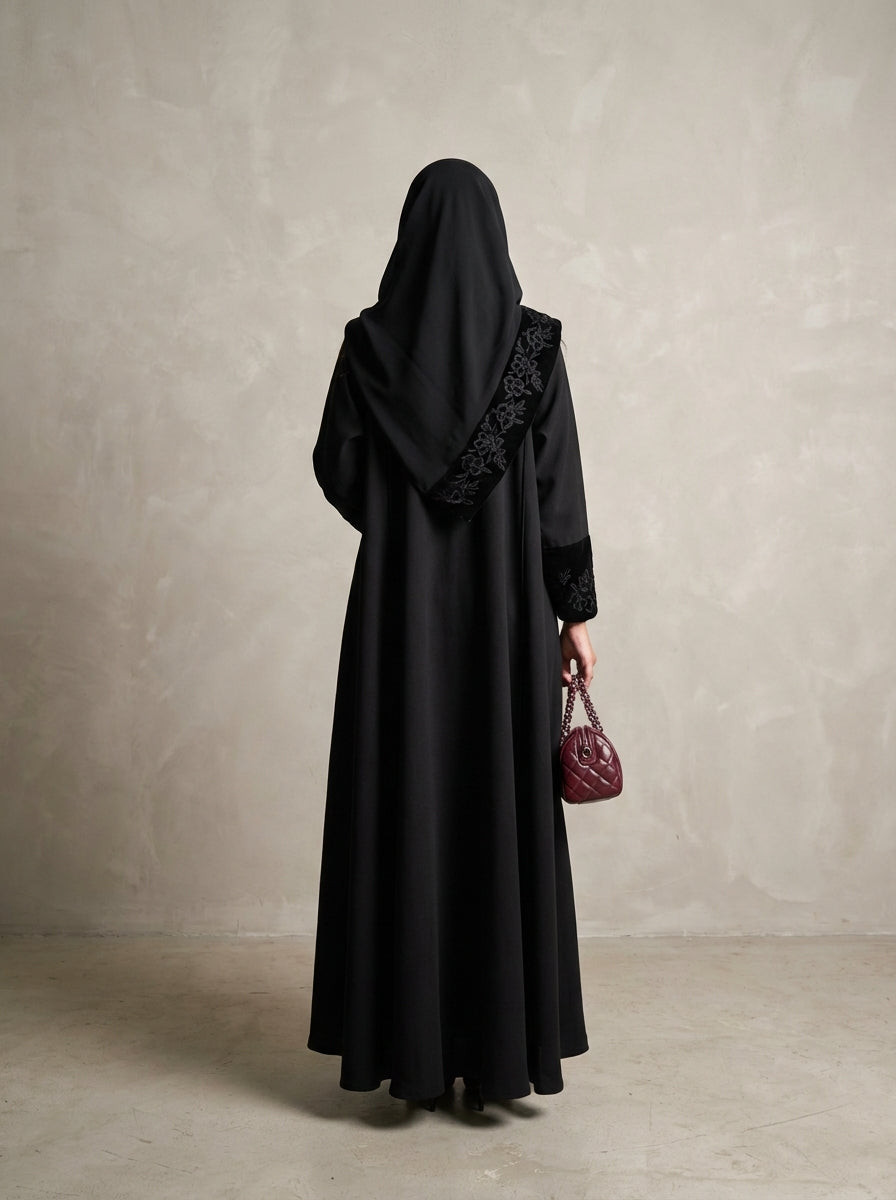عباية كسرات بتطريز اسود - Image 1