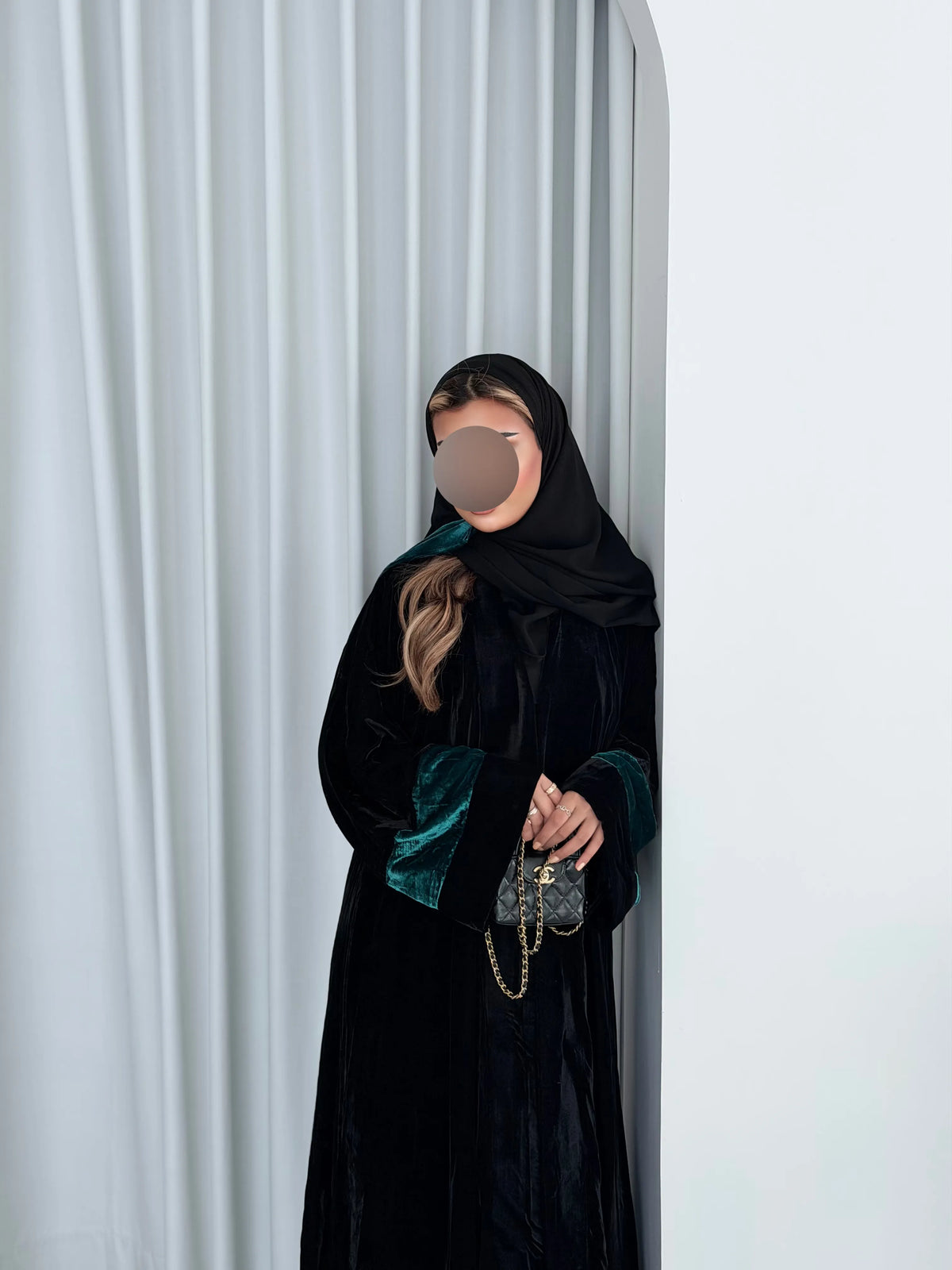 MWT5263 - عباية مخمل اسود ناعمة و تناسب إطلالتك اليومية - Aya
