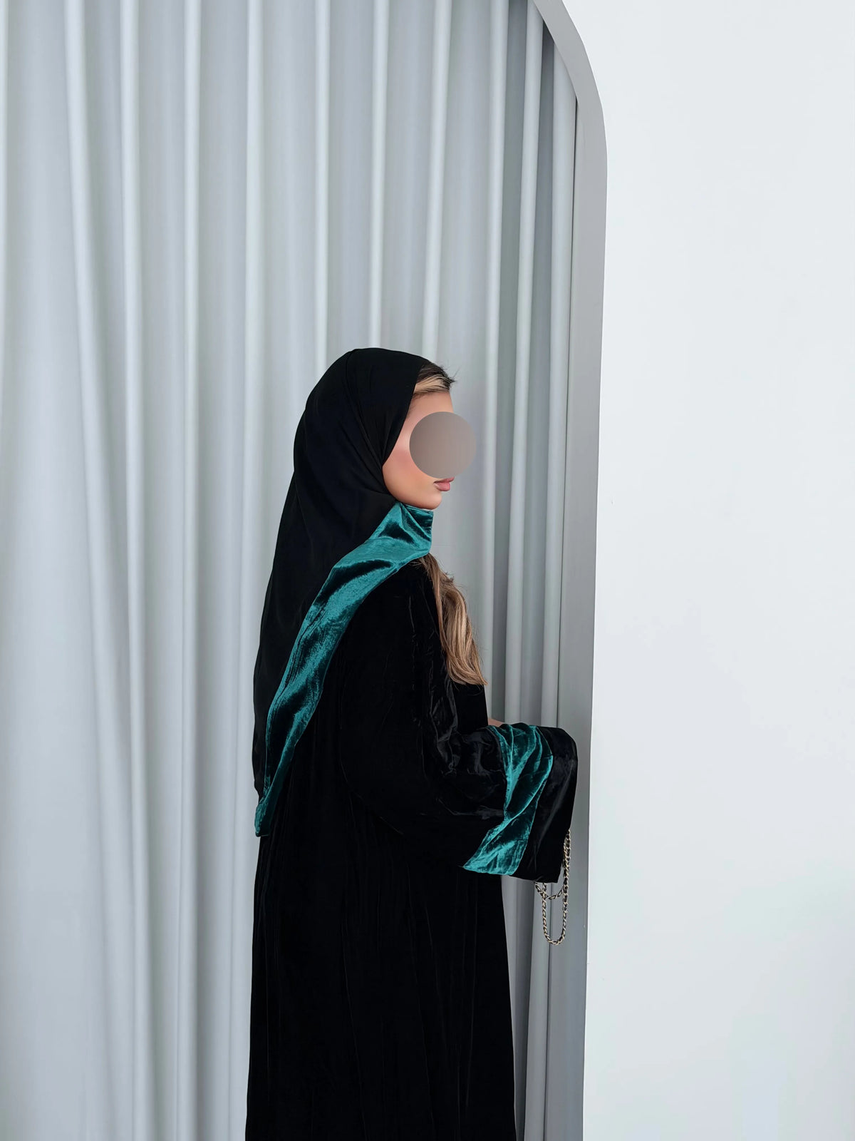 MWT5263 - عباية مخمل اسود ناعمة و تناسب إطلالتك اليومية - Aya