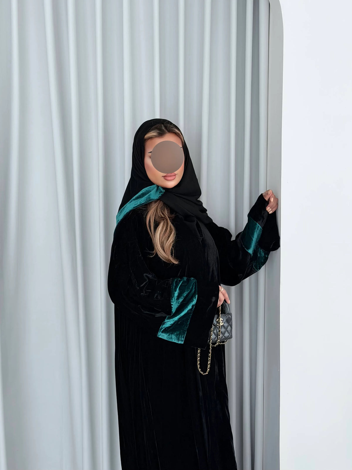 MWT5263 - عباية مخمل اسود ناعمة و تناسب إطلالتك اليومية - Aya