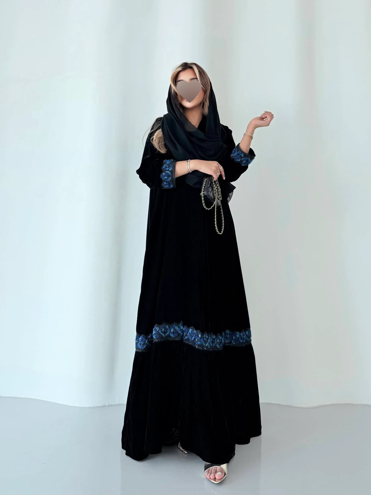 MWT5272 - عباية سوداء أنيقة يومية مع كسرات ناعمة اسفل العبايه و تدخيلات ورد - Aya