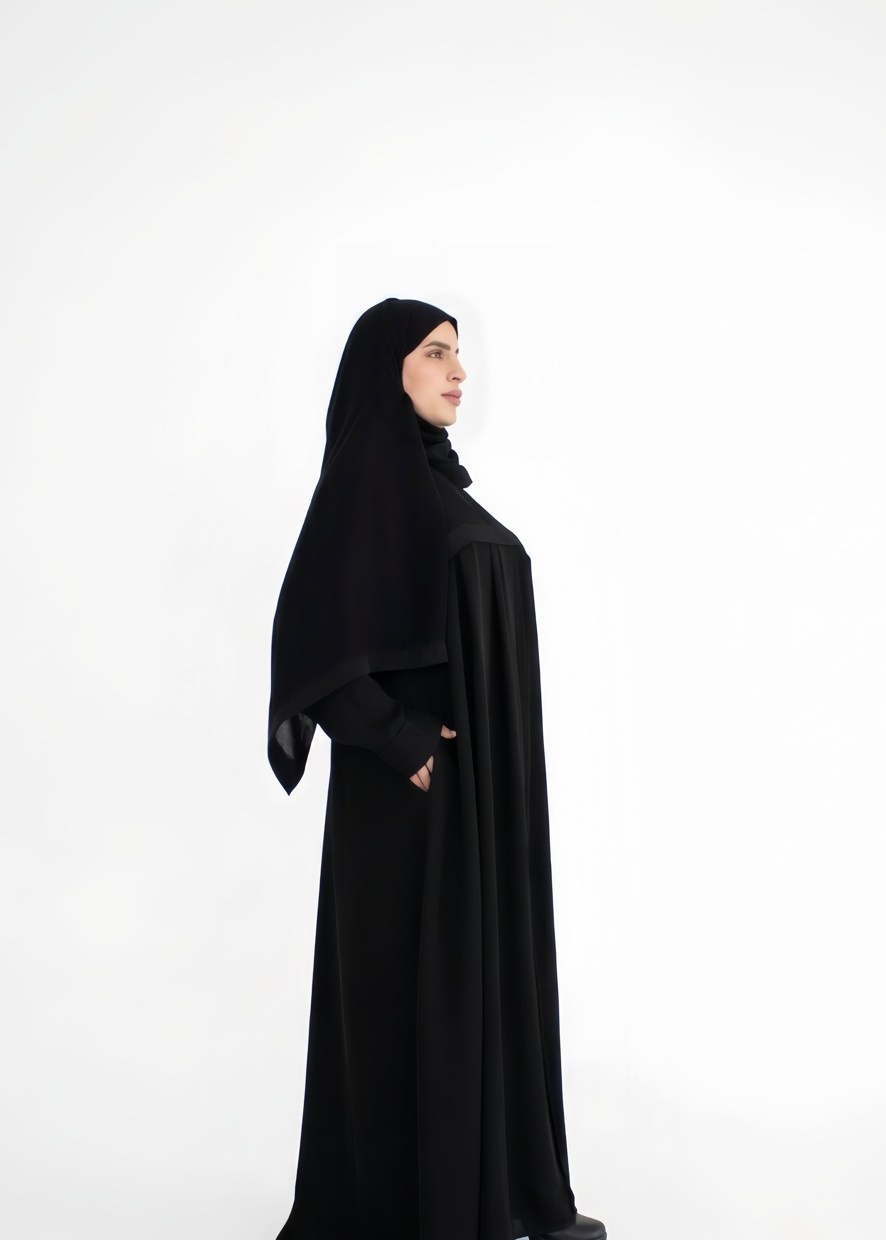 MWO002 - عباية بكسرات واسعة وجيب مخفي في الصدر