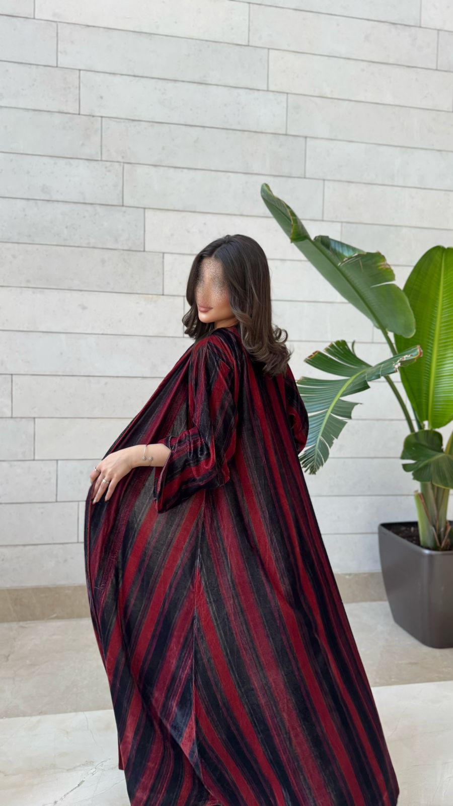 عباية مخمل طباعة احمر - Image 1