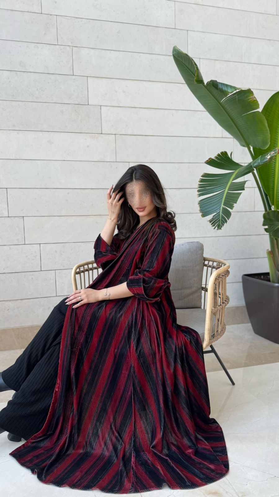 عباية مخمل طباعة احمر - Image 3