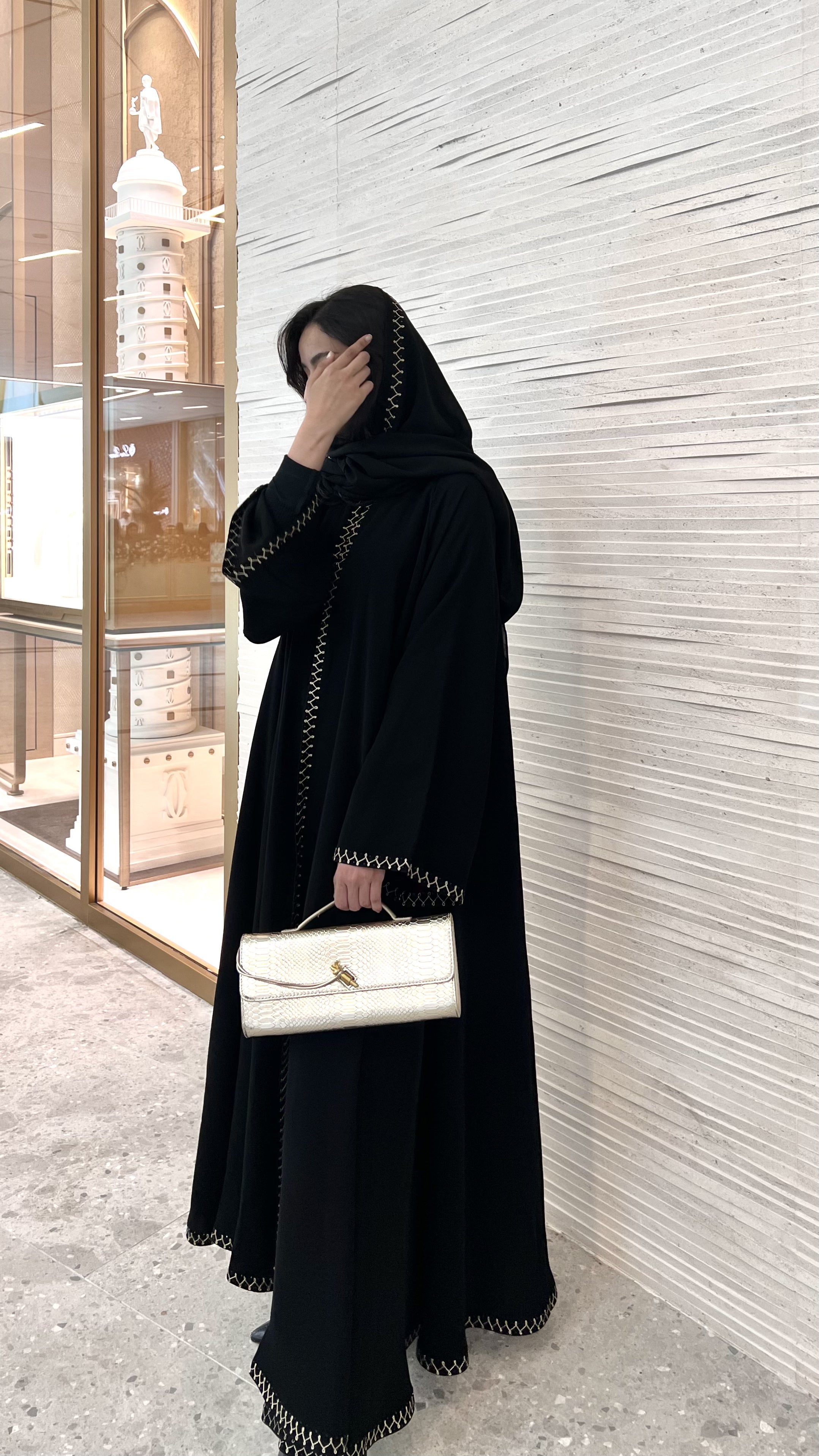 MW1267 - عباية سوداء دبل كلوش بتطريز ابيض في اطراف العباية والطرحة