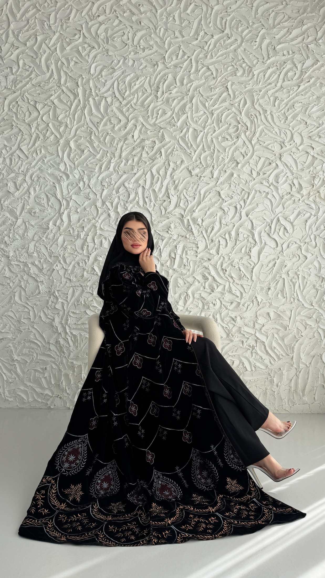 MWE909 - عباية مخمل مع تطريز - Aya
