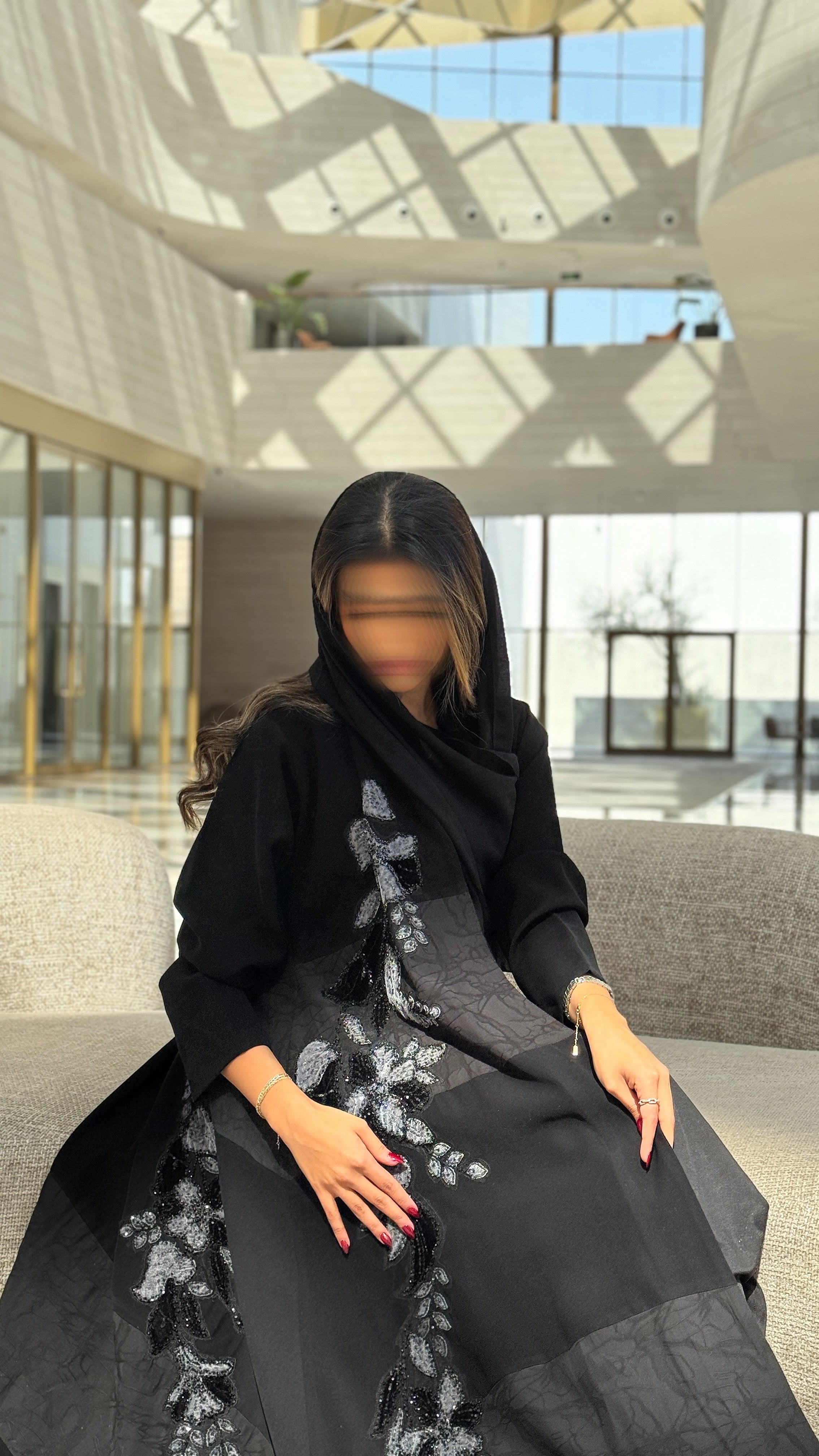 MWT581 - عباية سوداء بتطريز ورد - Aya