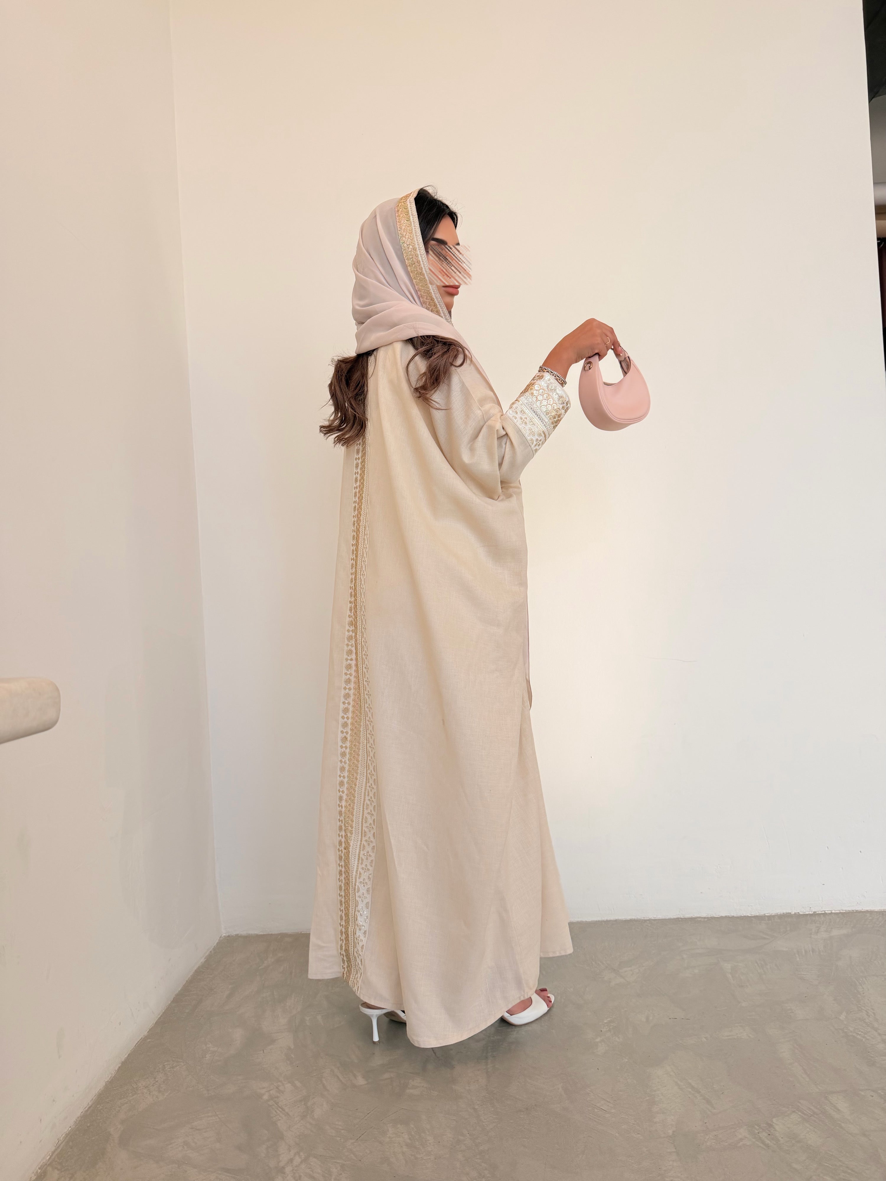 MWT5028 -لينن بيج قصة نص بشت مع كلفه مطرزه بالطرحة الأمام والأكمام والخلف - Aya