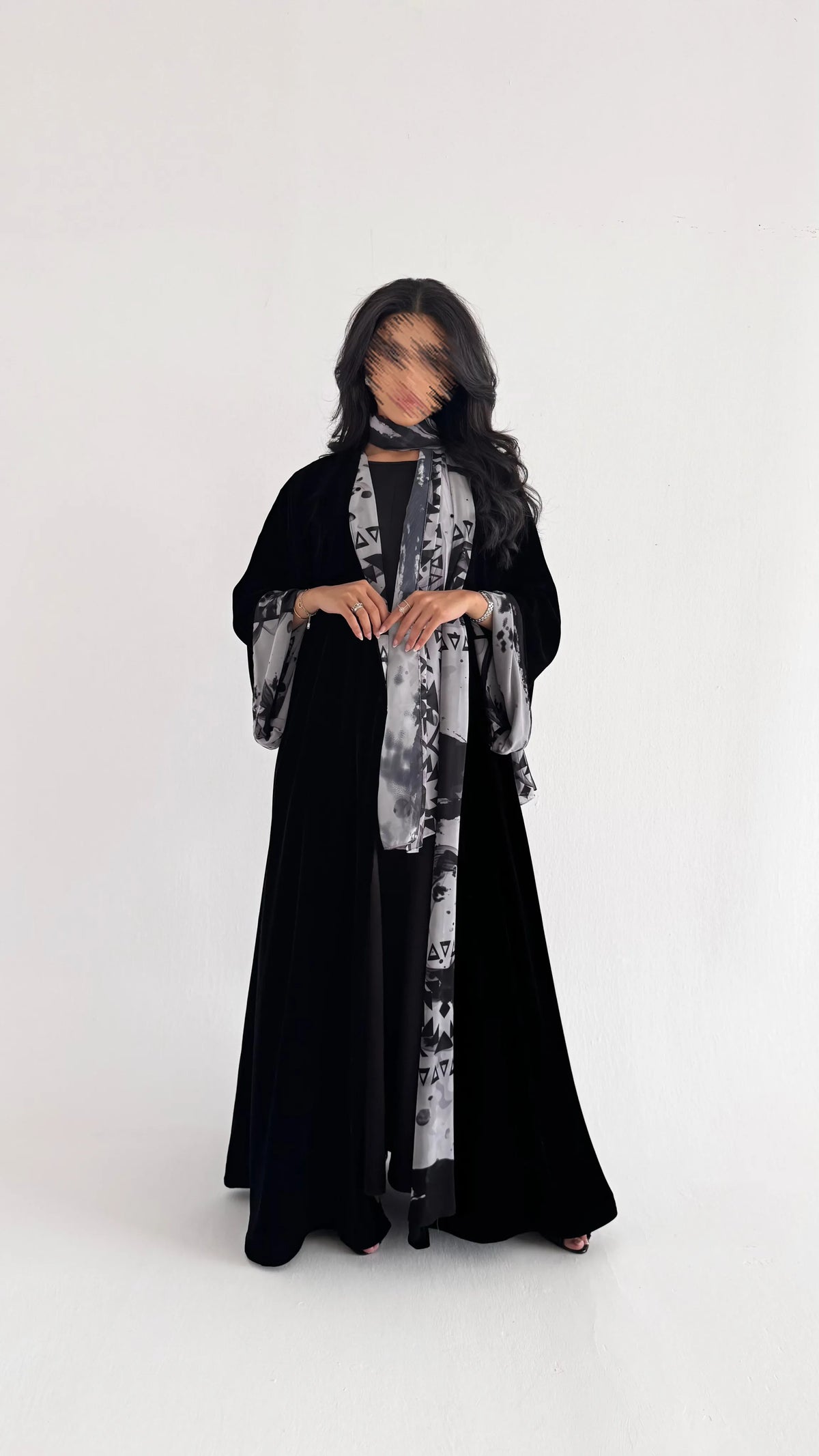 MWT5264 - عباية مخمل اسود مع طباعة إمكانية استخدامها على الجهتين - Aya