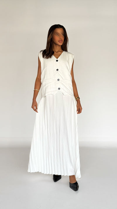 MW645 - Light Crepe Standing with Jacquard Half-Cloche