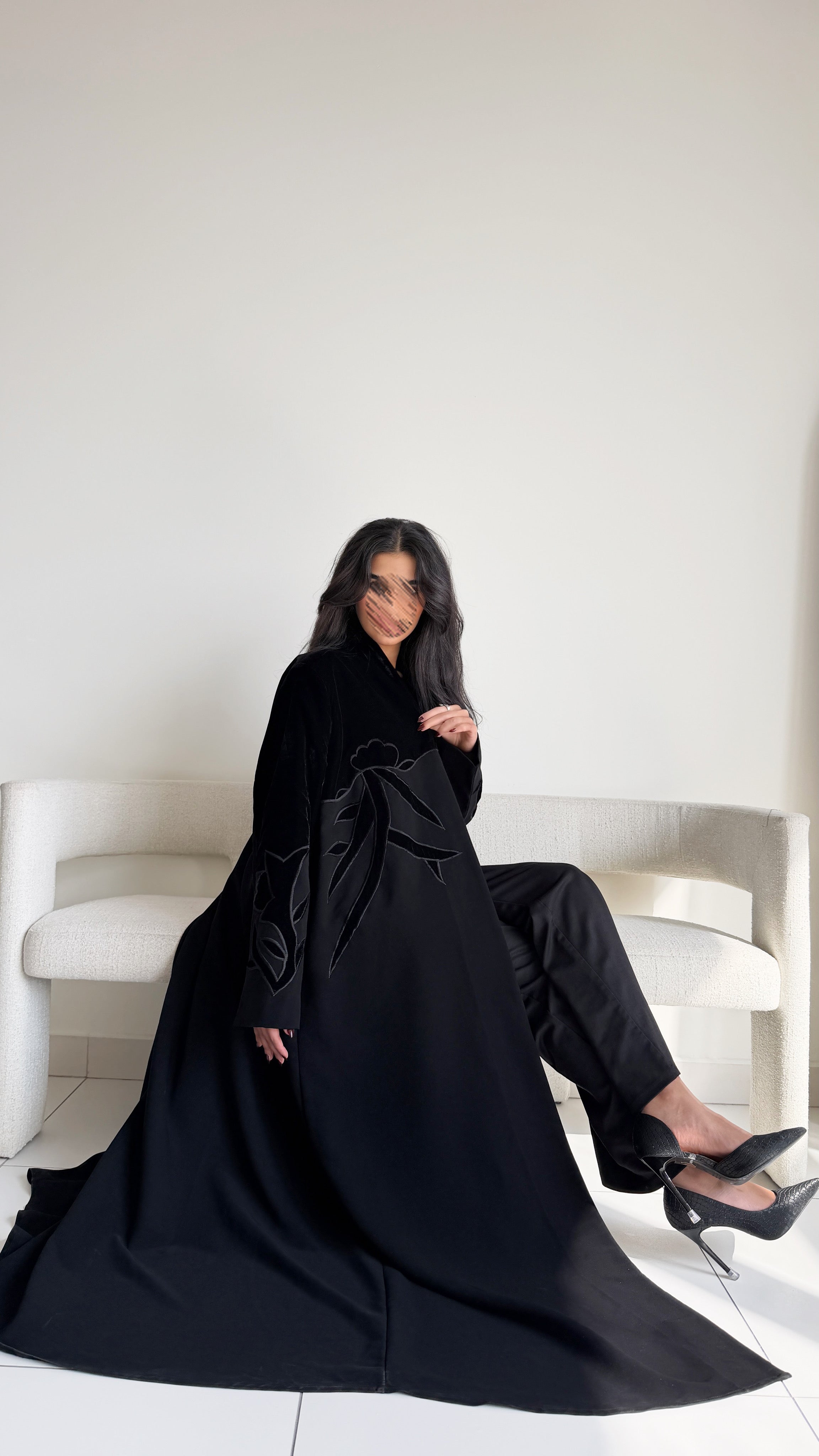 MWT894 - عبايه  كريب مع تدخيله مخمل بشكل وردات - Aya