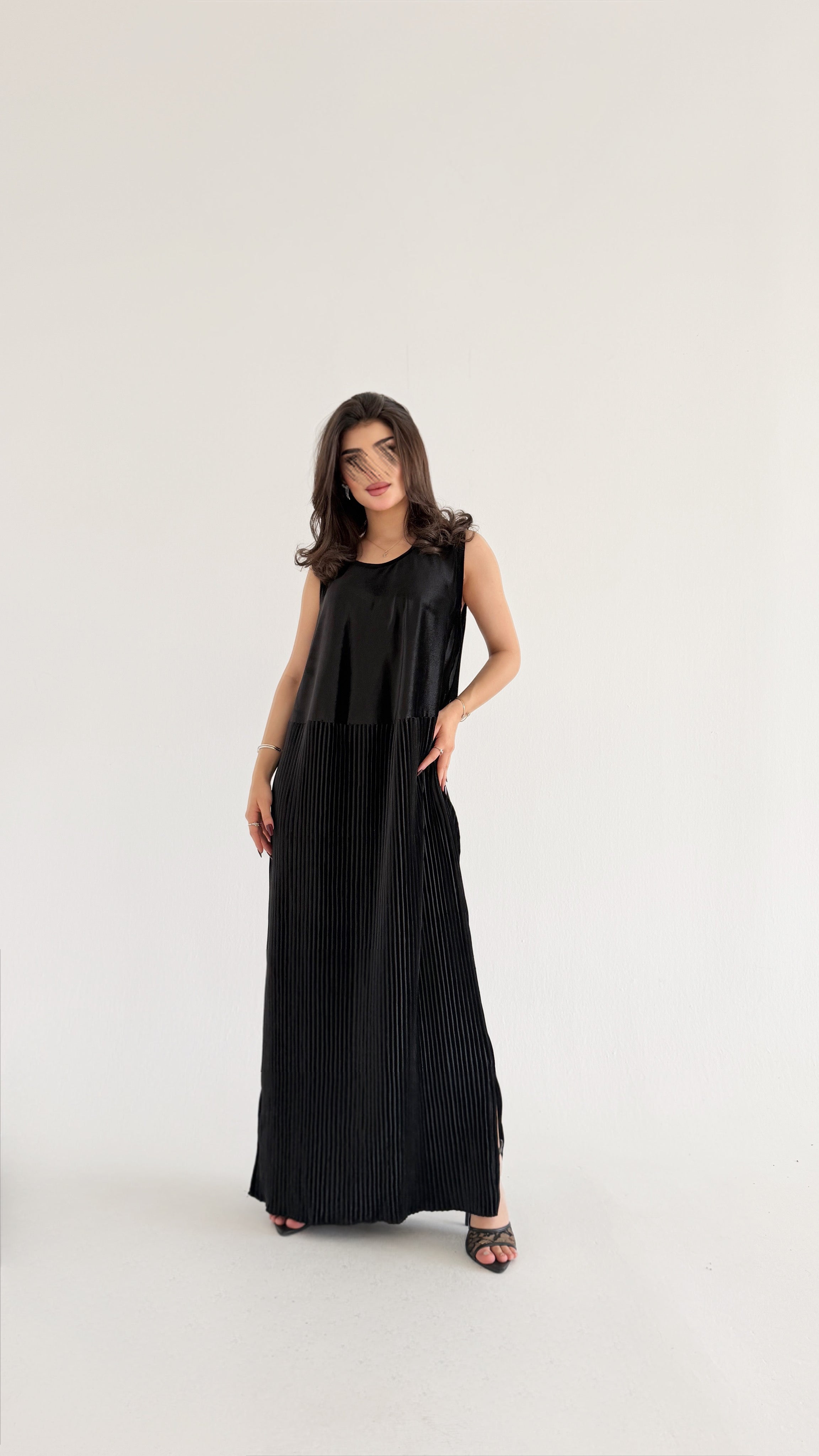 MWD134 - فستان مخمل مكسر بلون اسود كاروهات - Aya