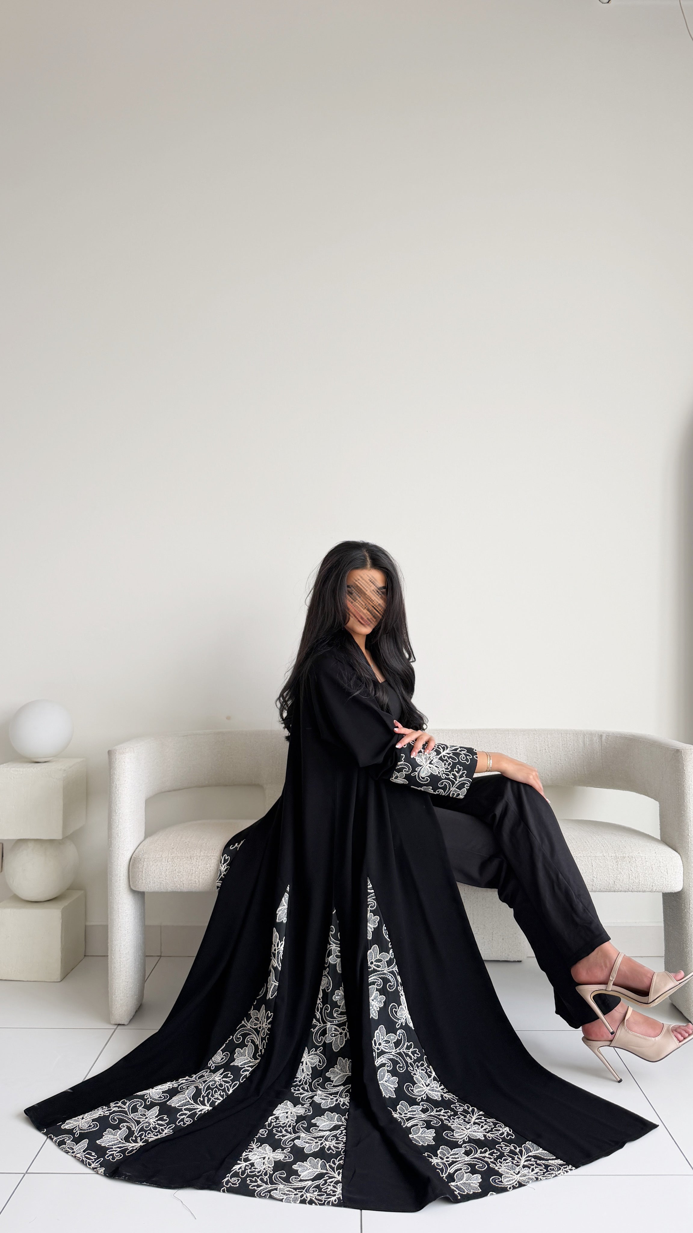 MWT1149 - عباية اسود بتدخيله تطريز وردات - Aya