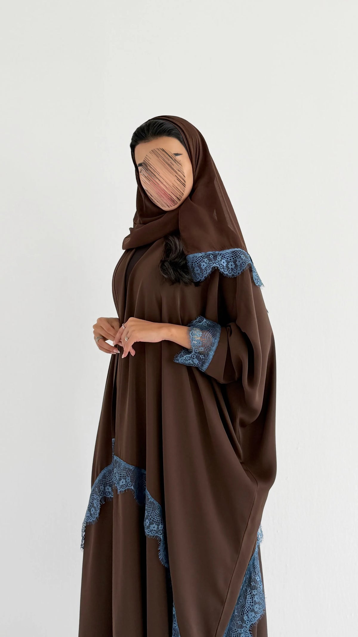 MWT2165 - عباية كريب بني بتدخيله دانتيل ازرق - Aya