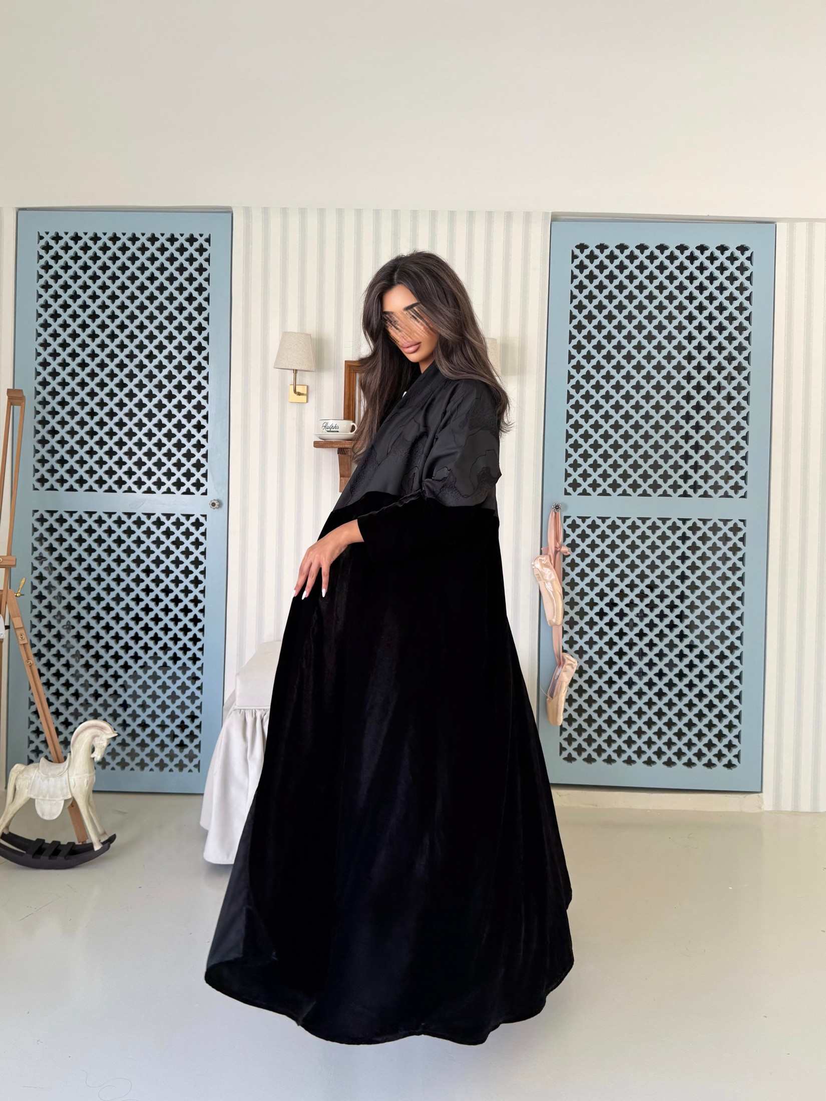 MWT968 - عباية مخمل مع تدخيلة جاكار من فوق - Aya
